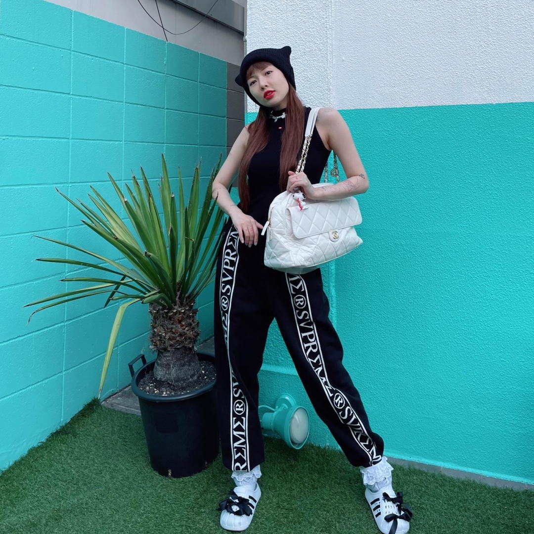 Adidas Adilette Clog White Black 착용 스타일 - 3