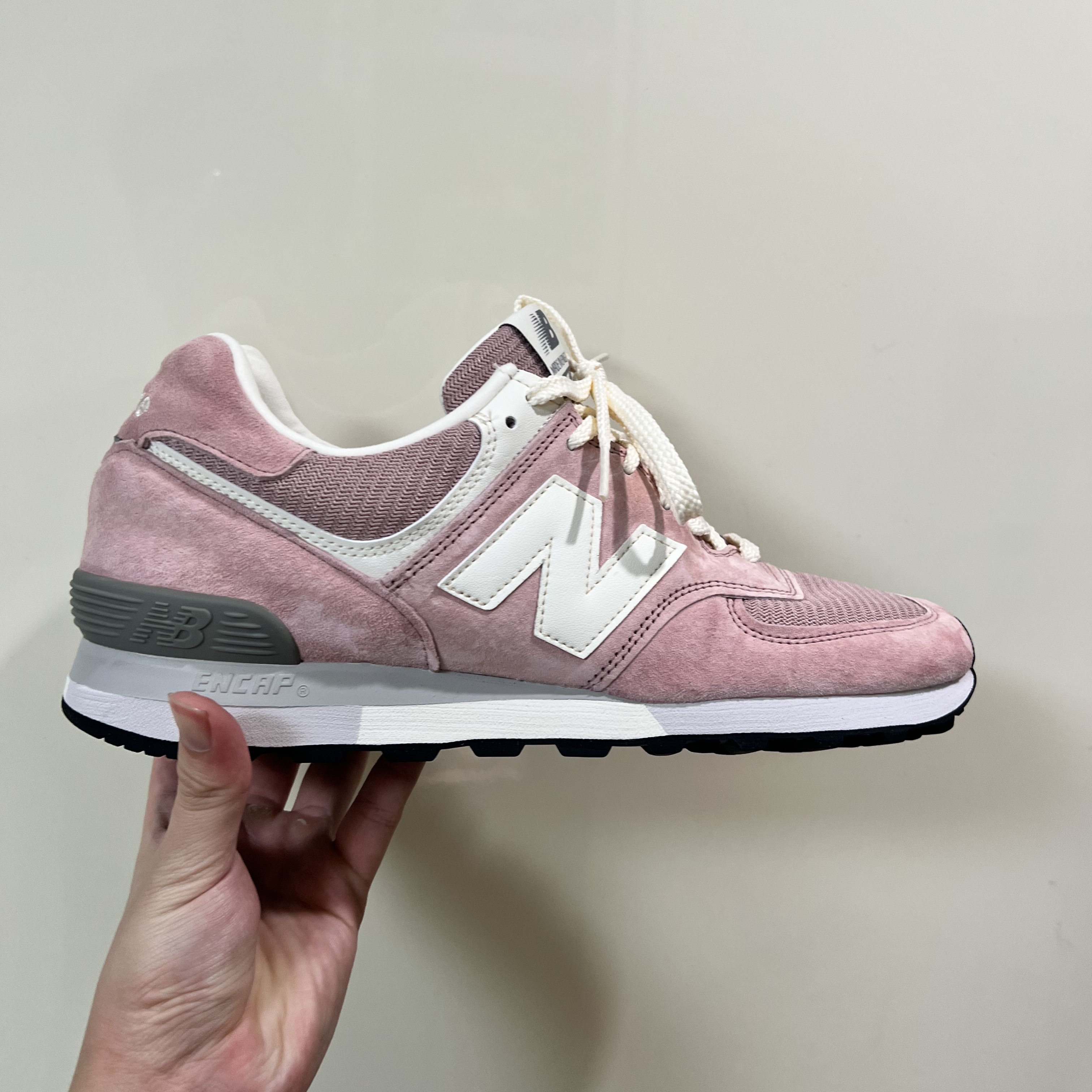New Balance 576 Made in UK Pale Mauve 착용 스타일 - 1
