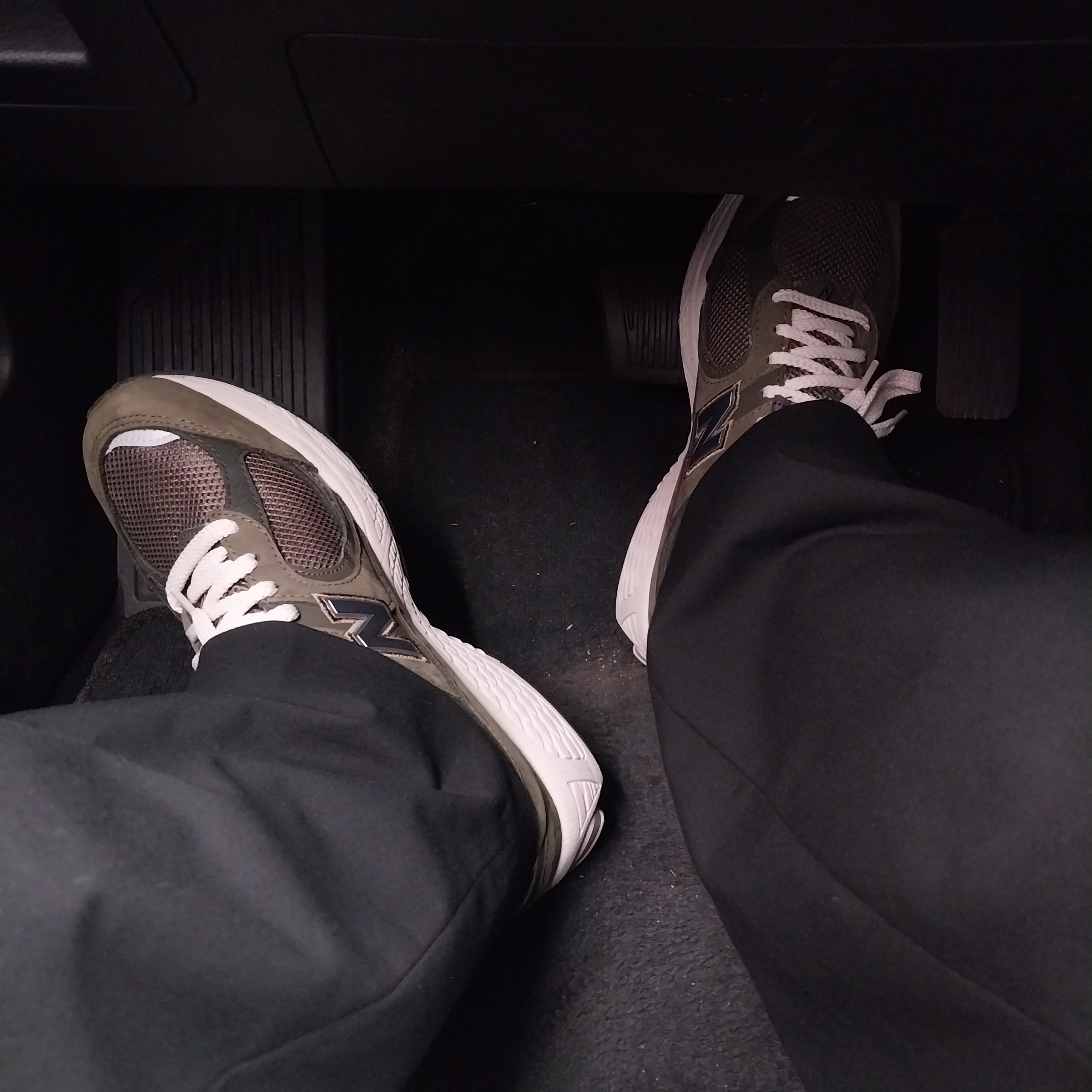 New Balance 2002R Grape Leaf 착용 스타일