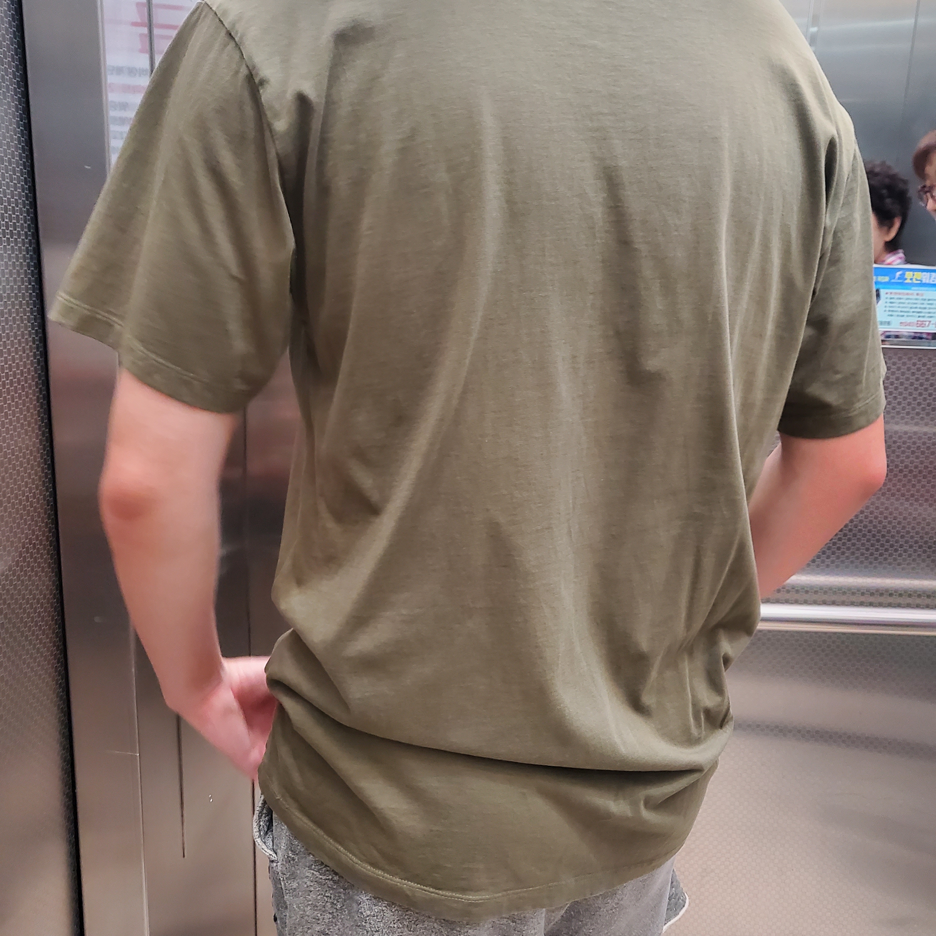 Maison Kitsune Grey Fox Head Patch Classic T-Shirt Khaki Grey 착용 스타일 - 2