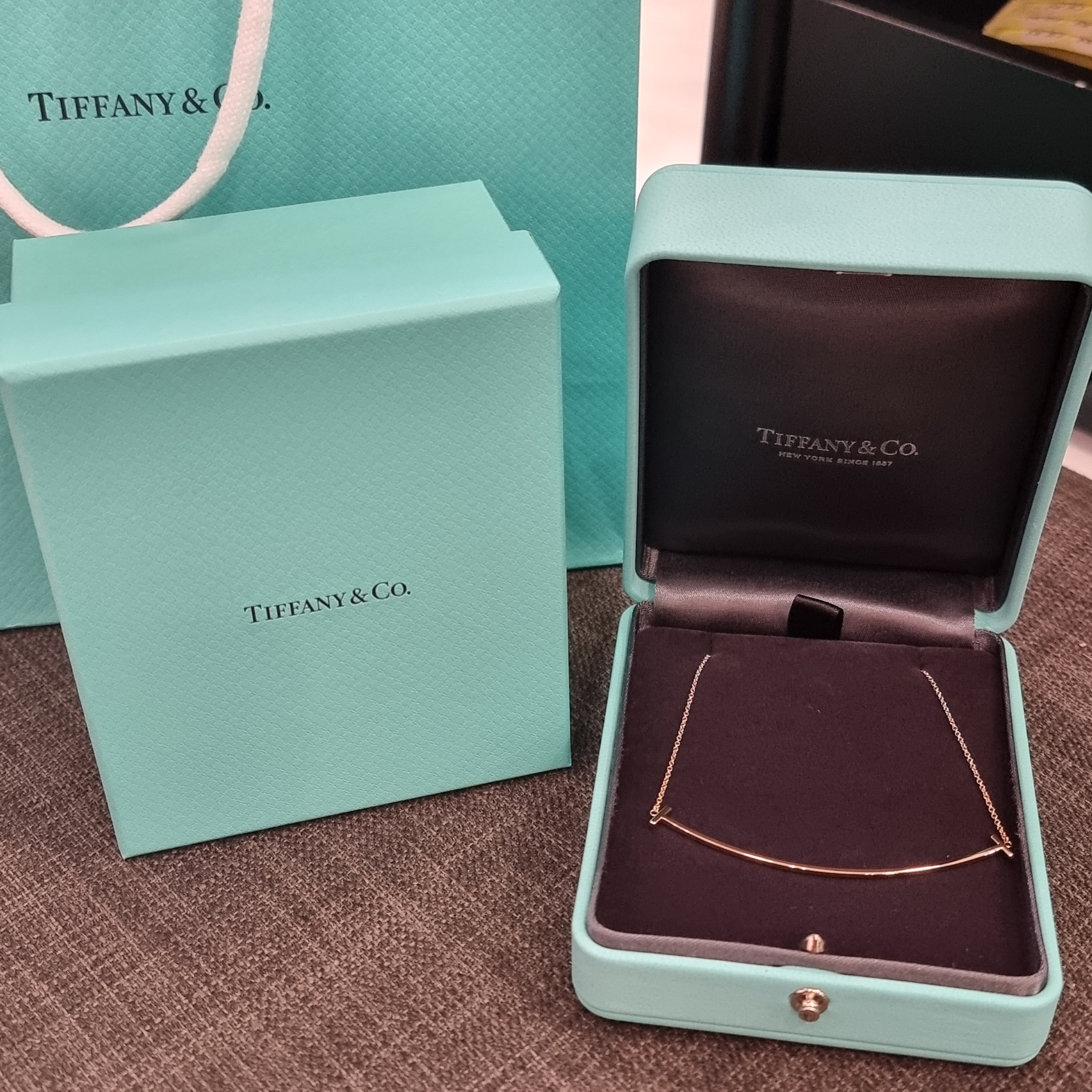 Tiffany & Co. Tiffany T Smile Pendant Large Rose Gold 착용 스타일