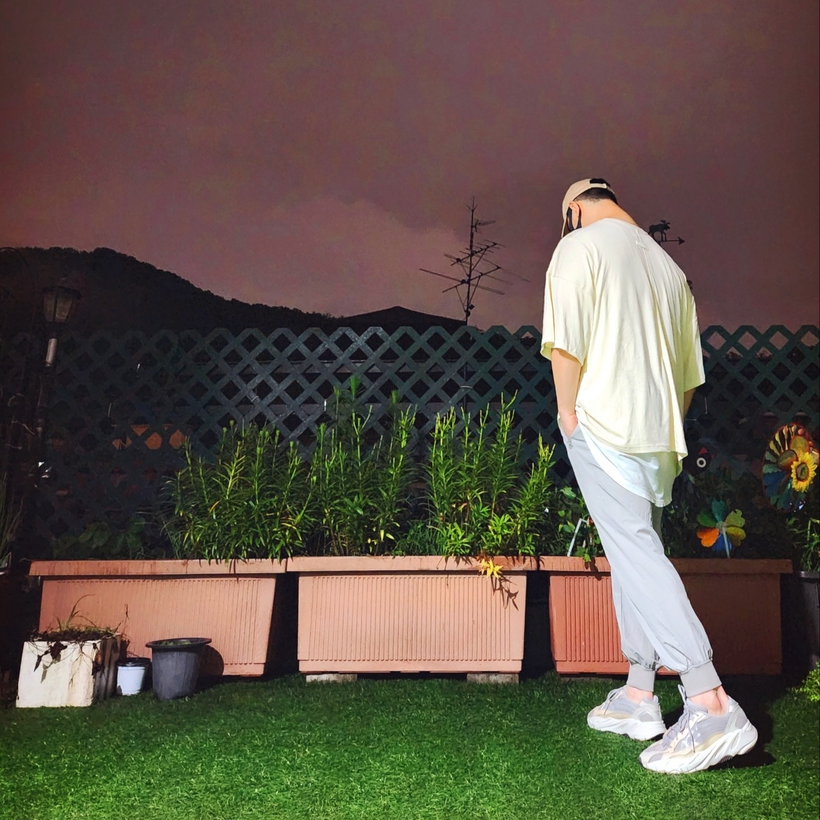 Adidas Yeezy Boost 700 V2 Cream 착용 스타일 - 2