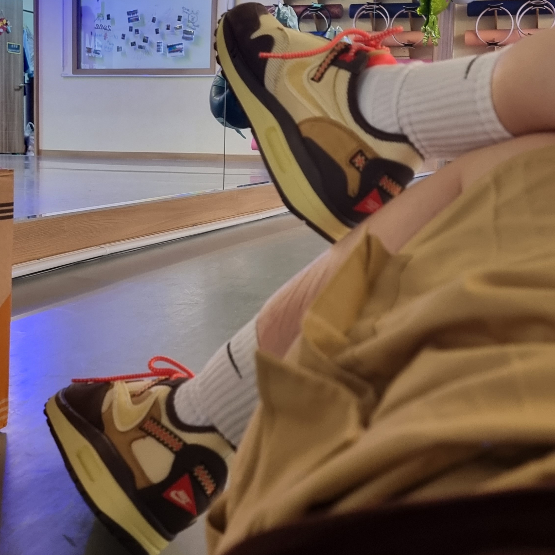 Nike x Travis Scott Air Max 1 Cact.us Brown 착용 스타일 - 2