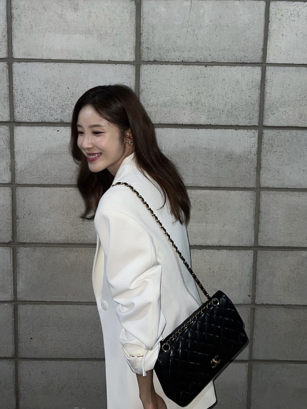 Chanel Medium Classic Handbag Lambskin & Gold Black 착용 스타일