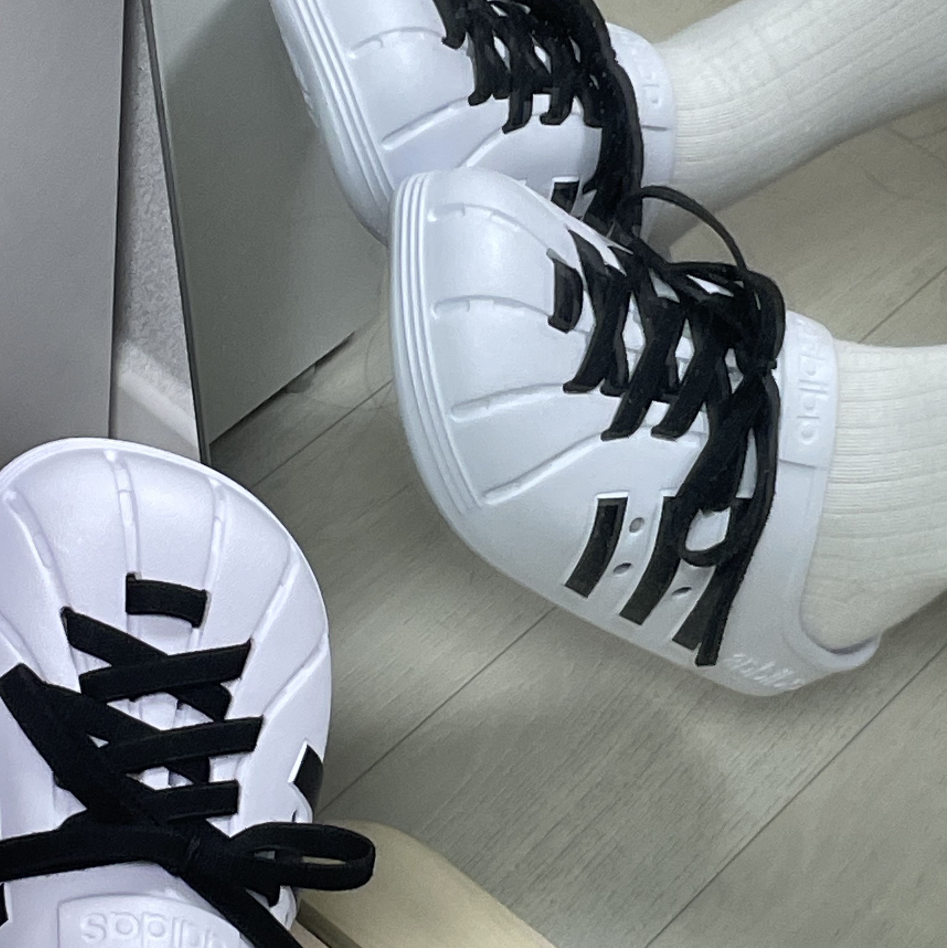 Adidas Adilette Clog White Black 착용 스타일 - 1