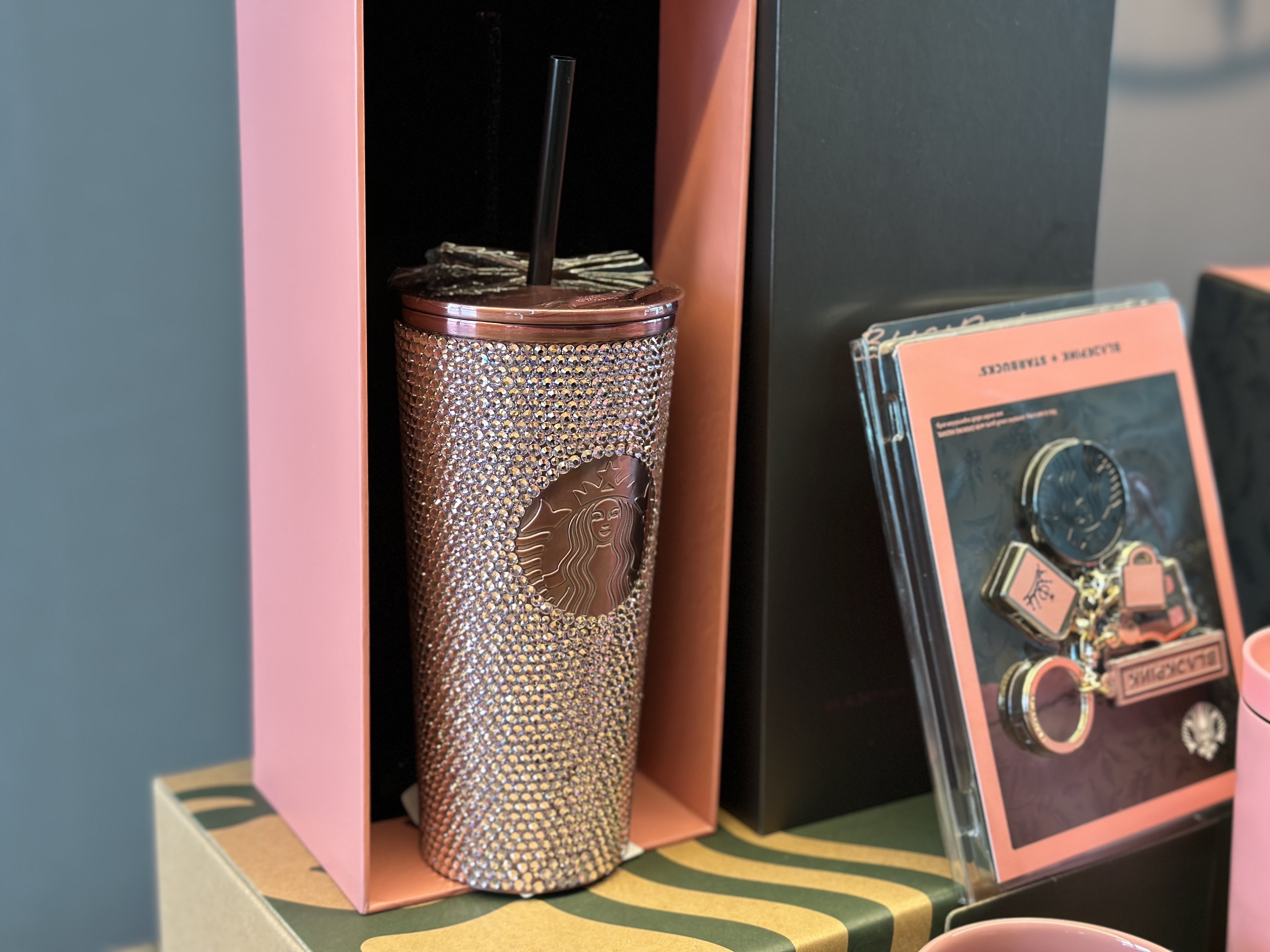 Starbucks x Blackpink SS Linestone Cold Cup 473ml, Starbucks x Blackpink Ceramic Mug 473ml 착용 스타일 - 2
