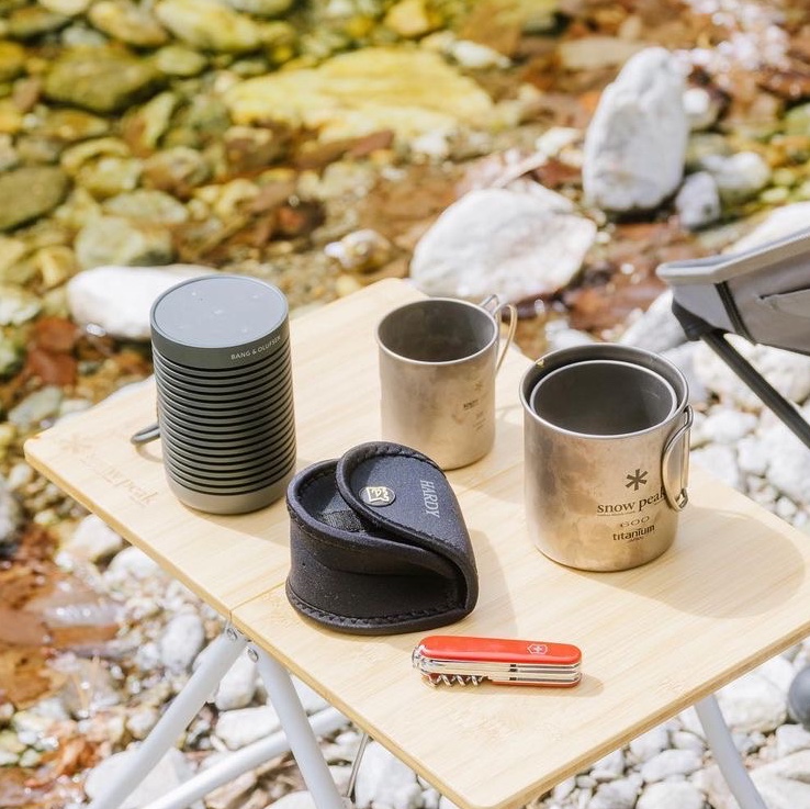 Bang & Olufsen Beosound Explore Grey Mist 착용 스타일