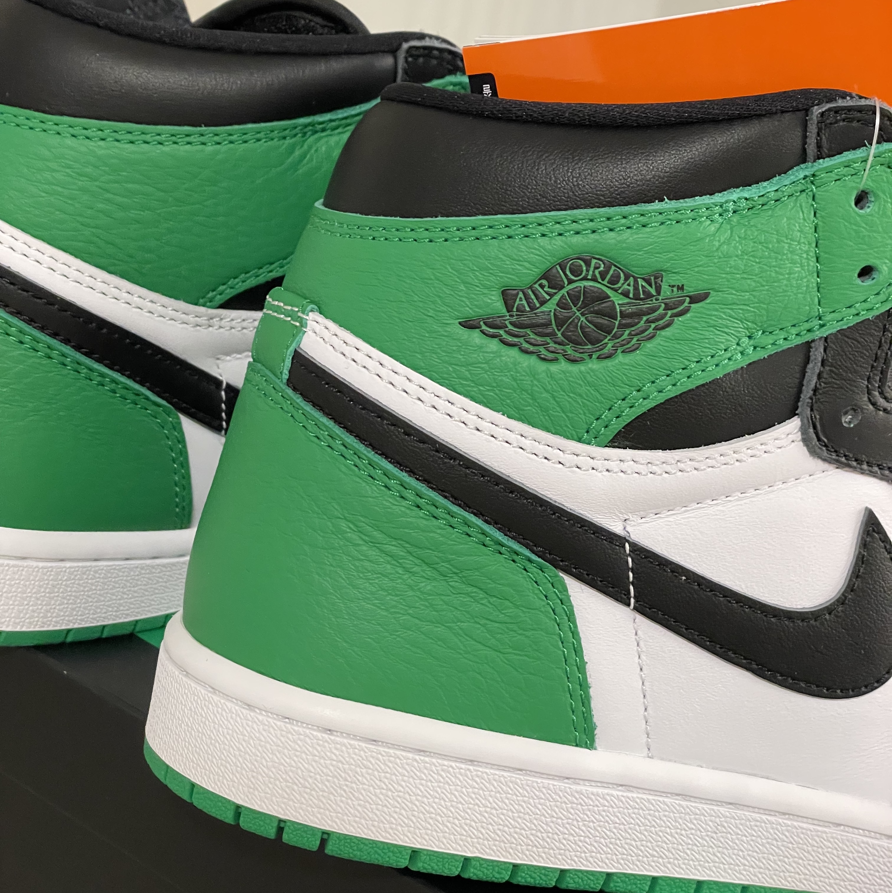 Jordan 1 Retro High OG Black and Lucky Green 착용 스타일 - 2