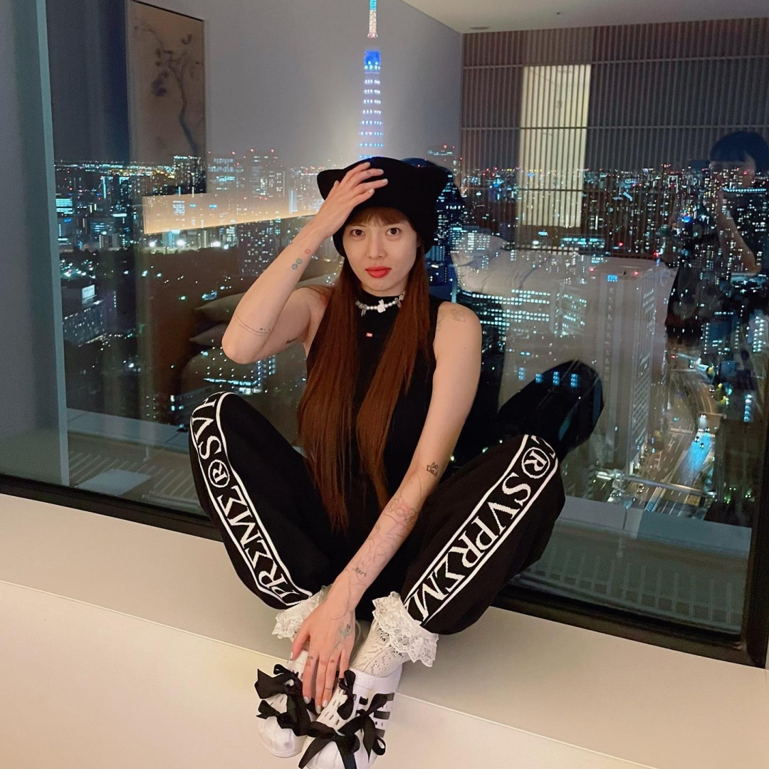 Adidas Adilette Clog White Black 착용 스타일 - 2