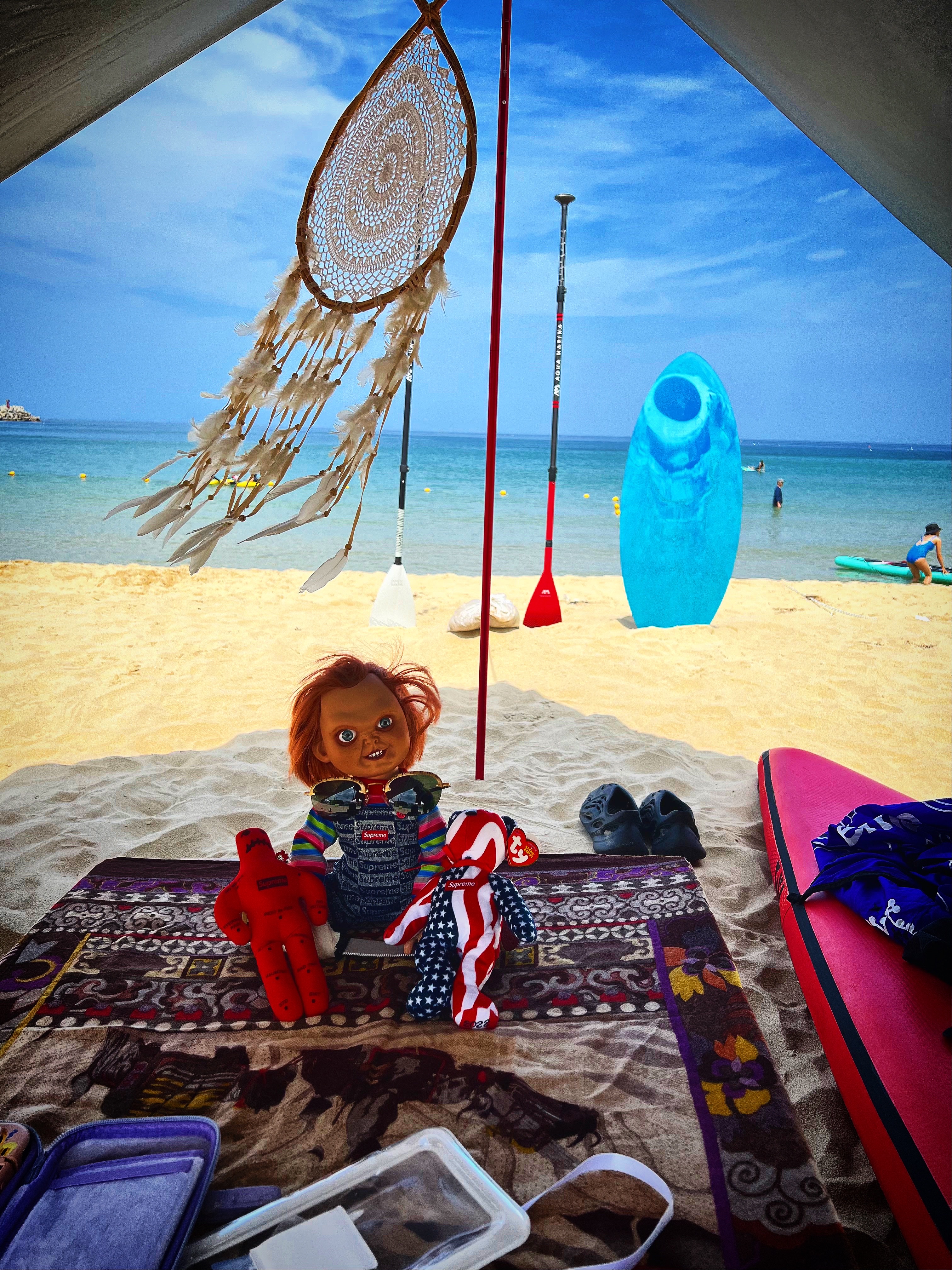 Supreme Chucky Doll - 20FW, Supreme Voodoo Doll Red - 19FW 착용 스타일 - 1