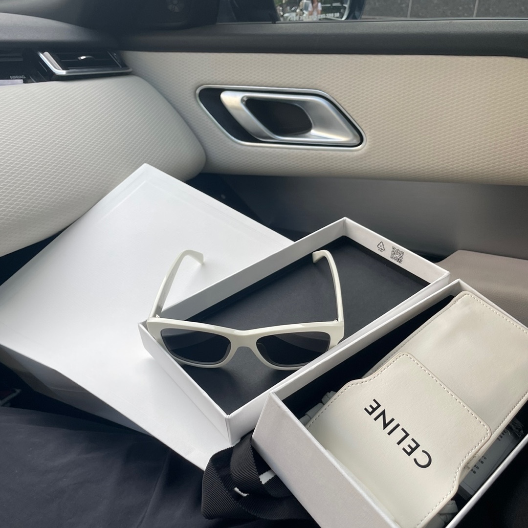 Celine Monochroms 05 Sunglasses in Acetate White 착용 스타일 - 2