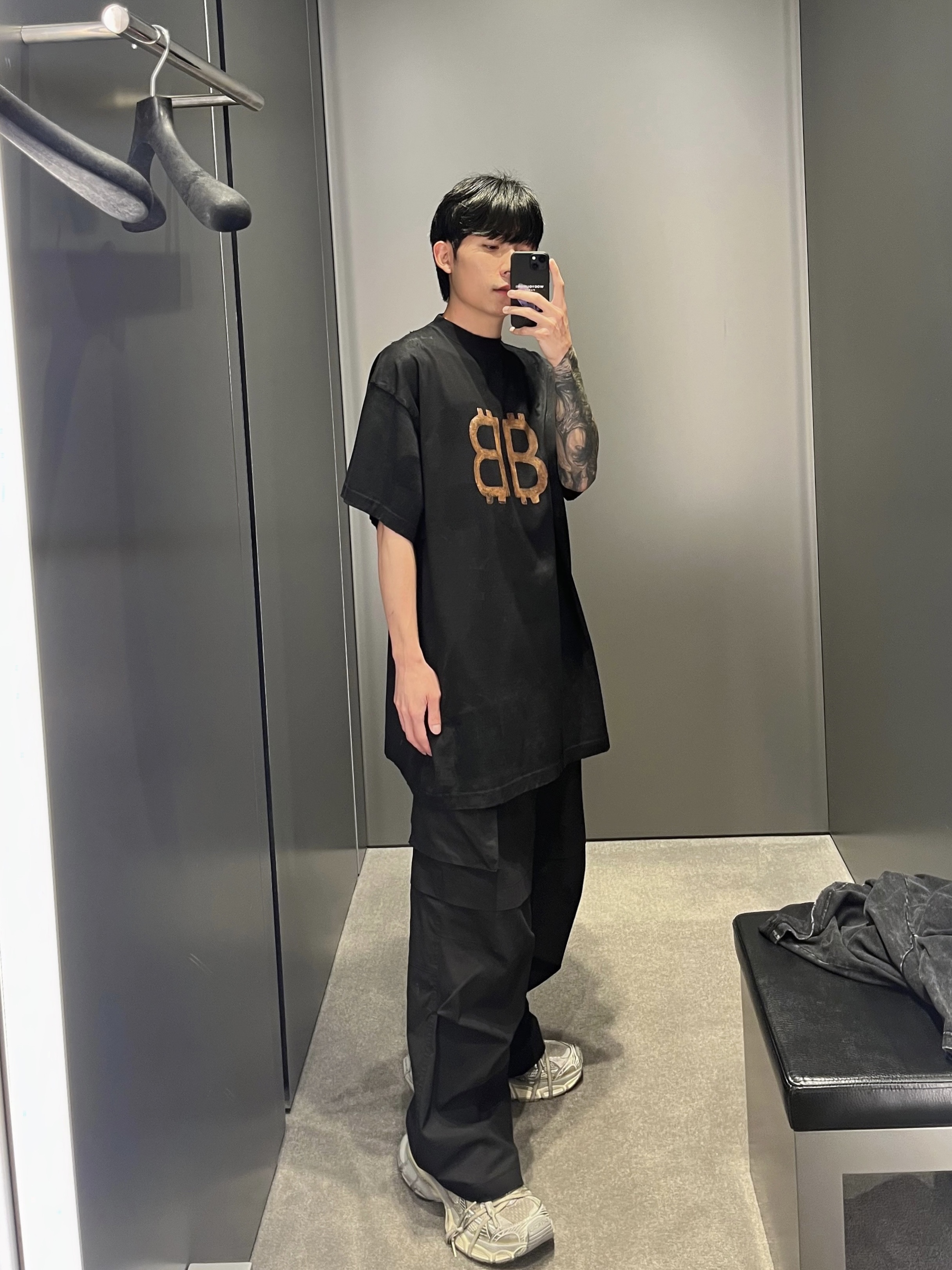 Balenciaga 3XL Sneakers Light Beige, Balenciaga Oversized Crypto T-Shirt Faded Black 착용 스타일