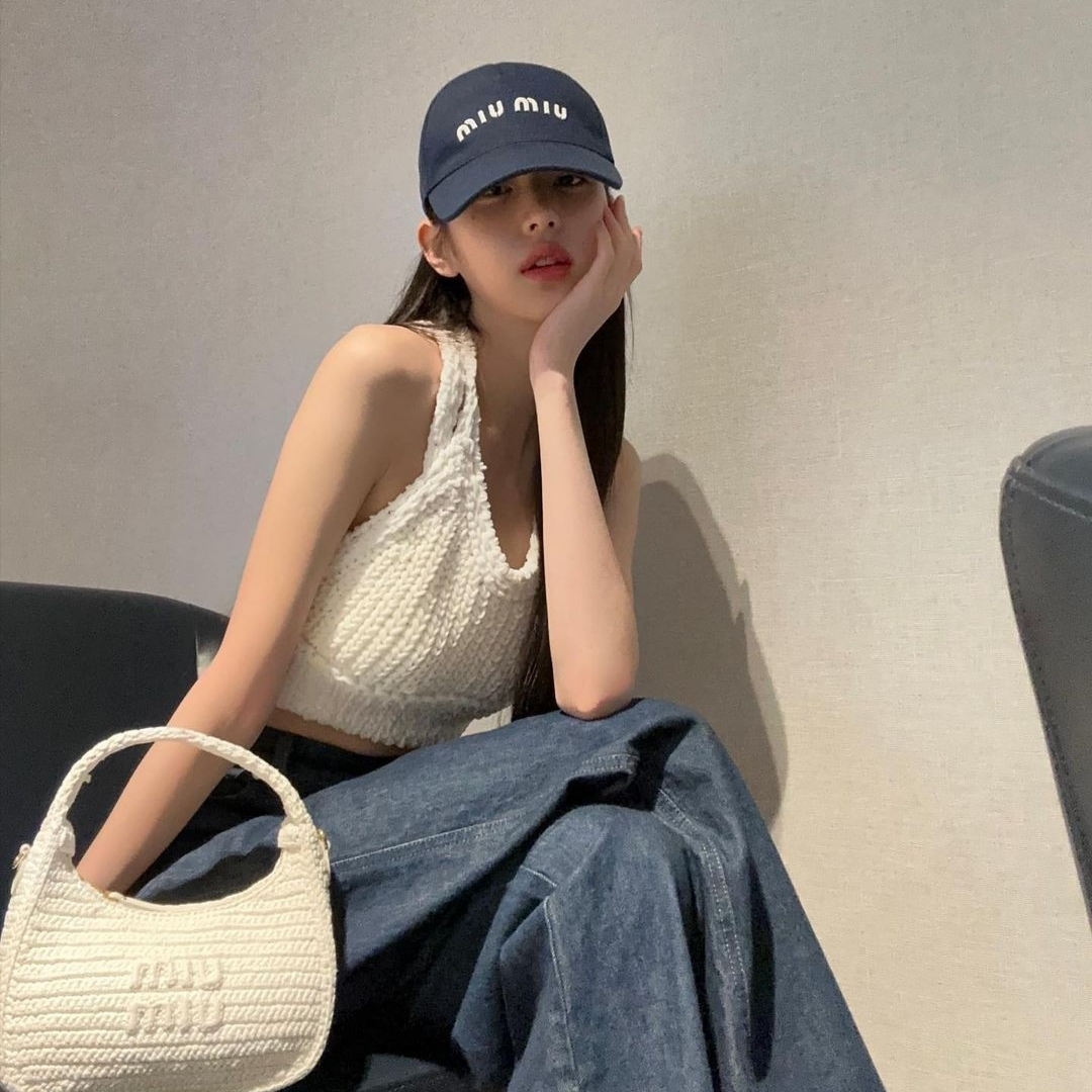 (W) Miu Miu Drill Baseball Cap Black, (W) Miu Miu Five Pocket Denim Jeans Blue 착용 스타일 - 3