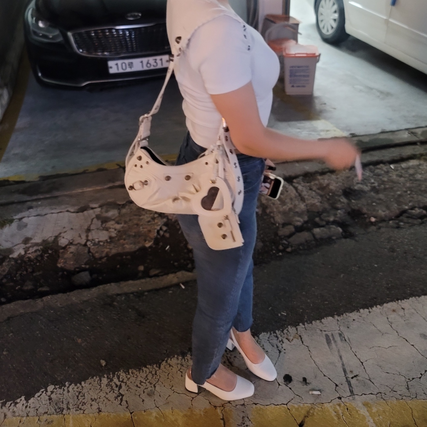 Balenciaga Arena Lambskin Le Cagole XS Shoulder Bag White 착용 스타일