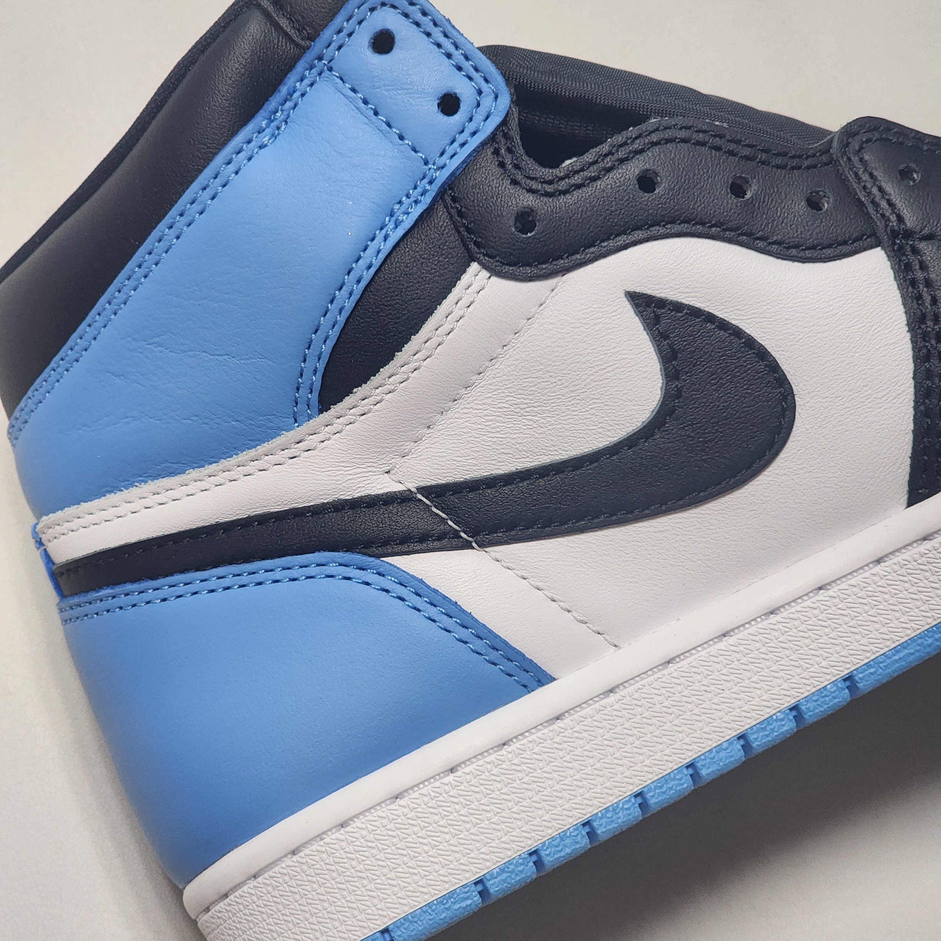 Jordan 1 Retro High OG University Blue 착용 스타일 - 4