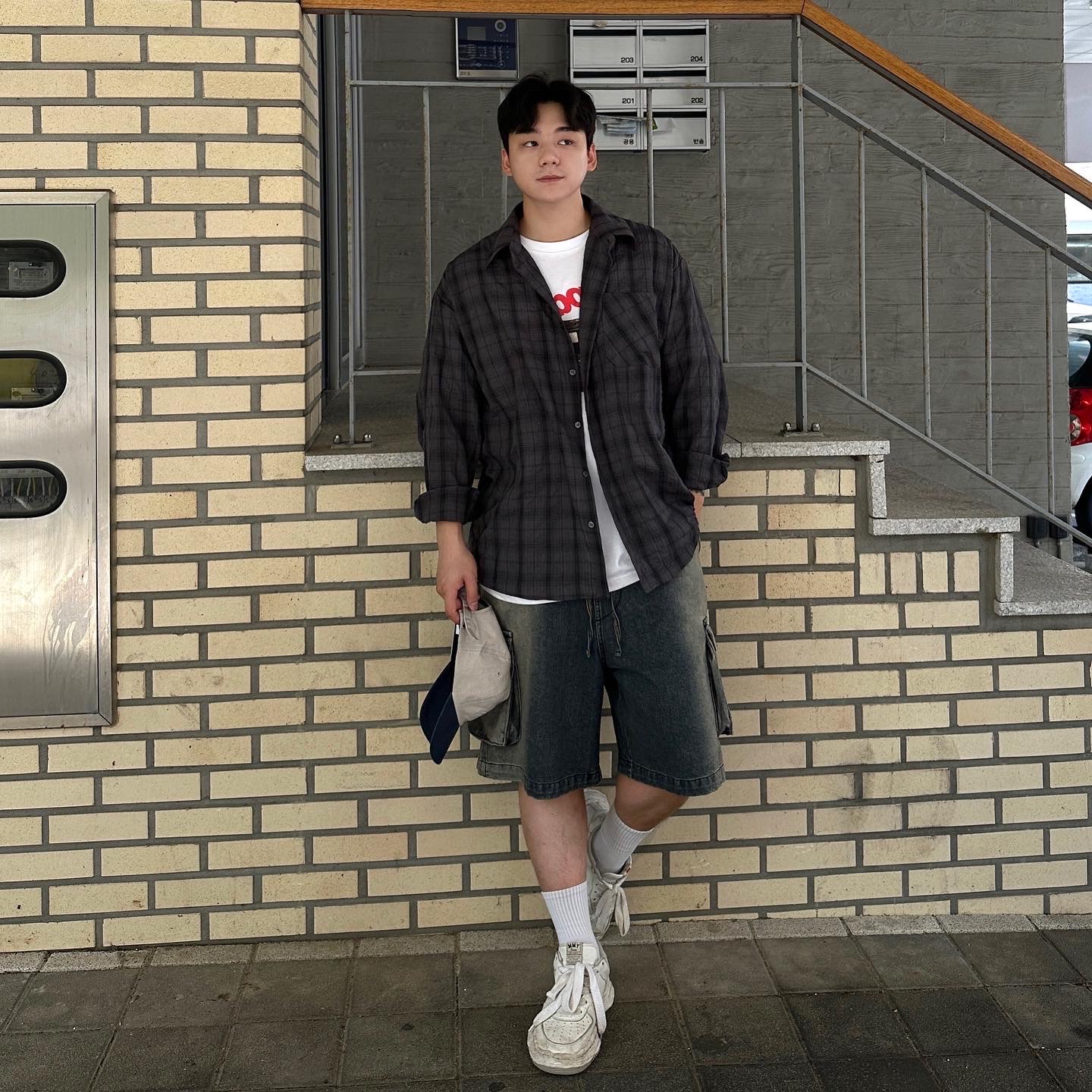 Maison Mihara Yasuhiro Wayne OG Sole Leather Low-top Sneakers White 착용 스타일 - 3
