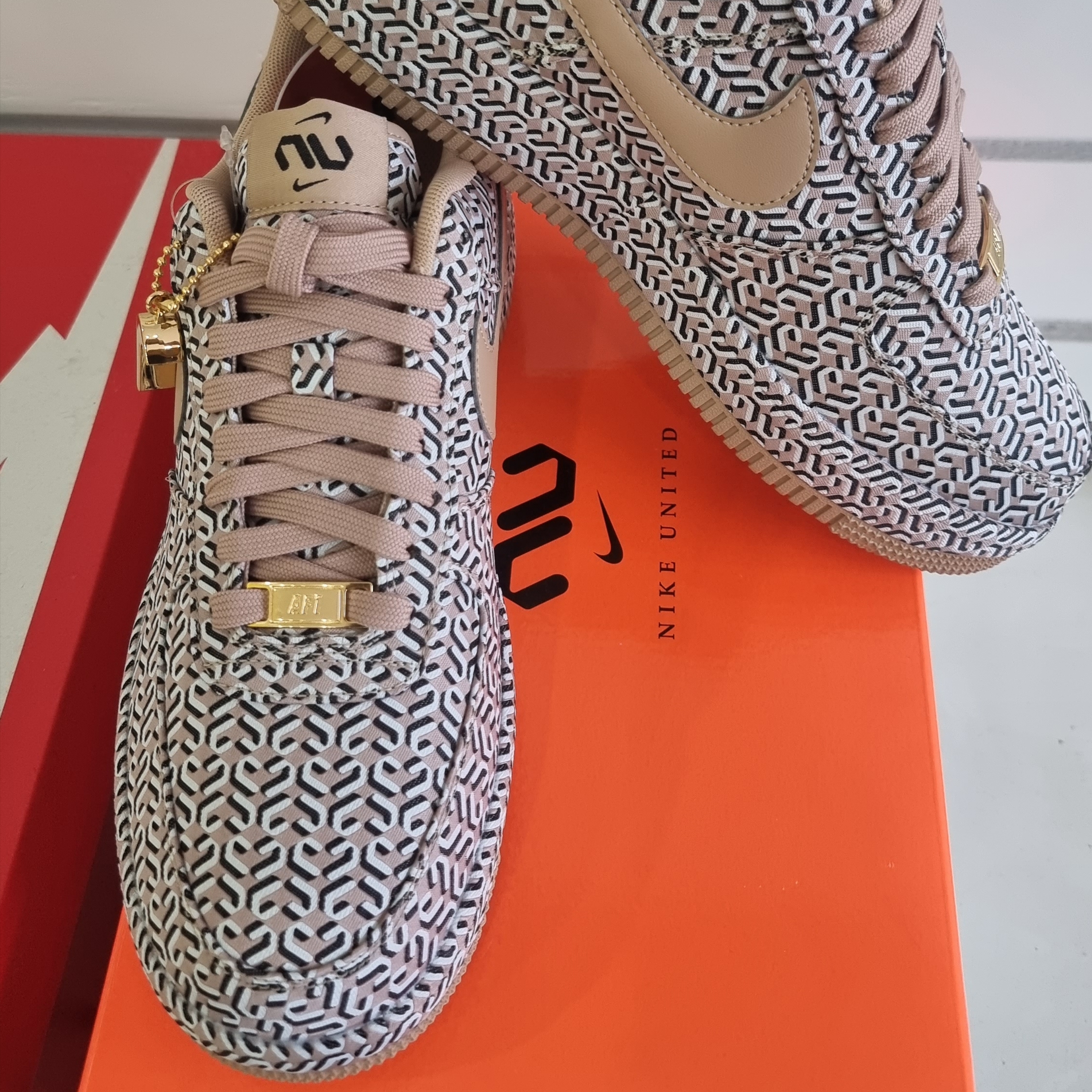 (W) Nike Air Force 1 LX United in Victory Hemp 착용 스타일 - 2