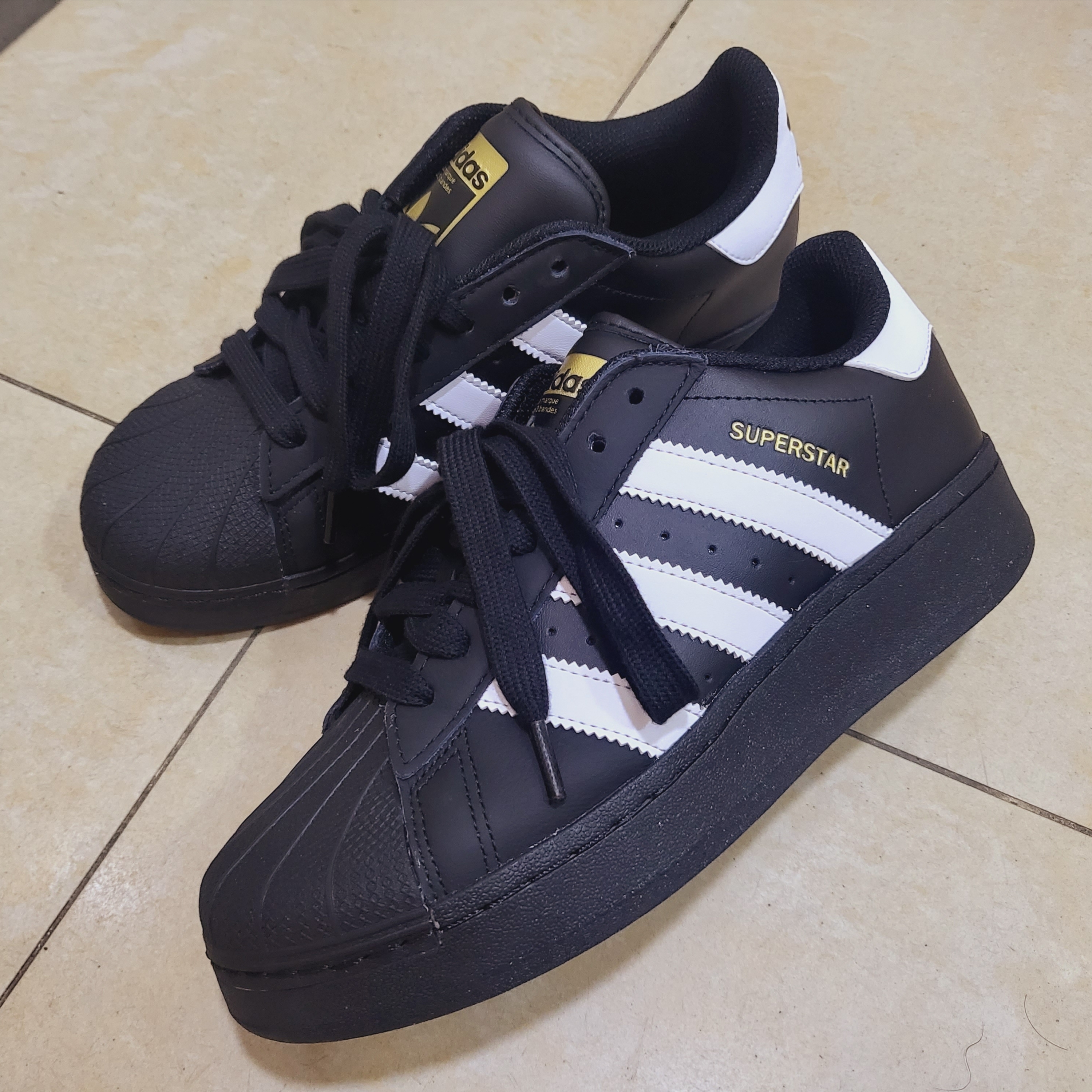 Adidas Superstar XLG Core Black White 착용 스타일 - 3