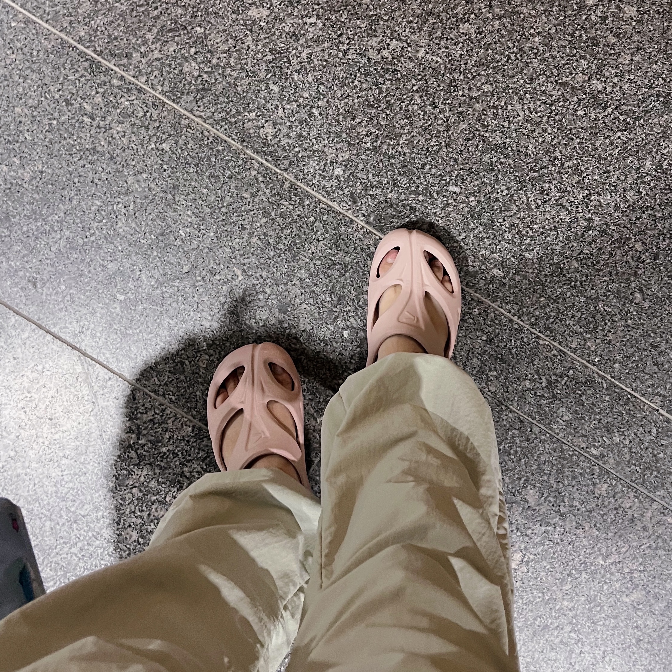(W) Keen Shanti Fawn Merlot 착용 스타일