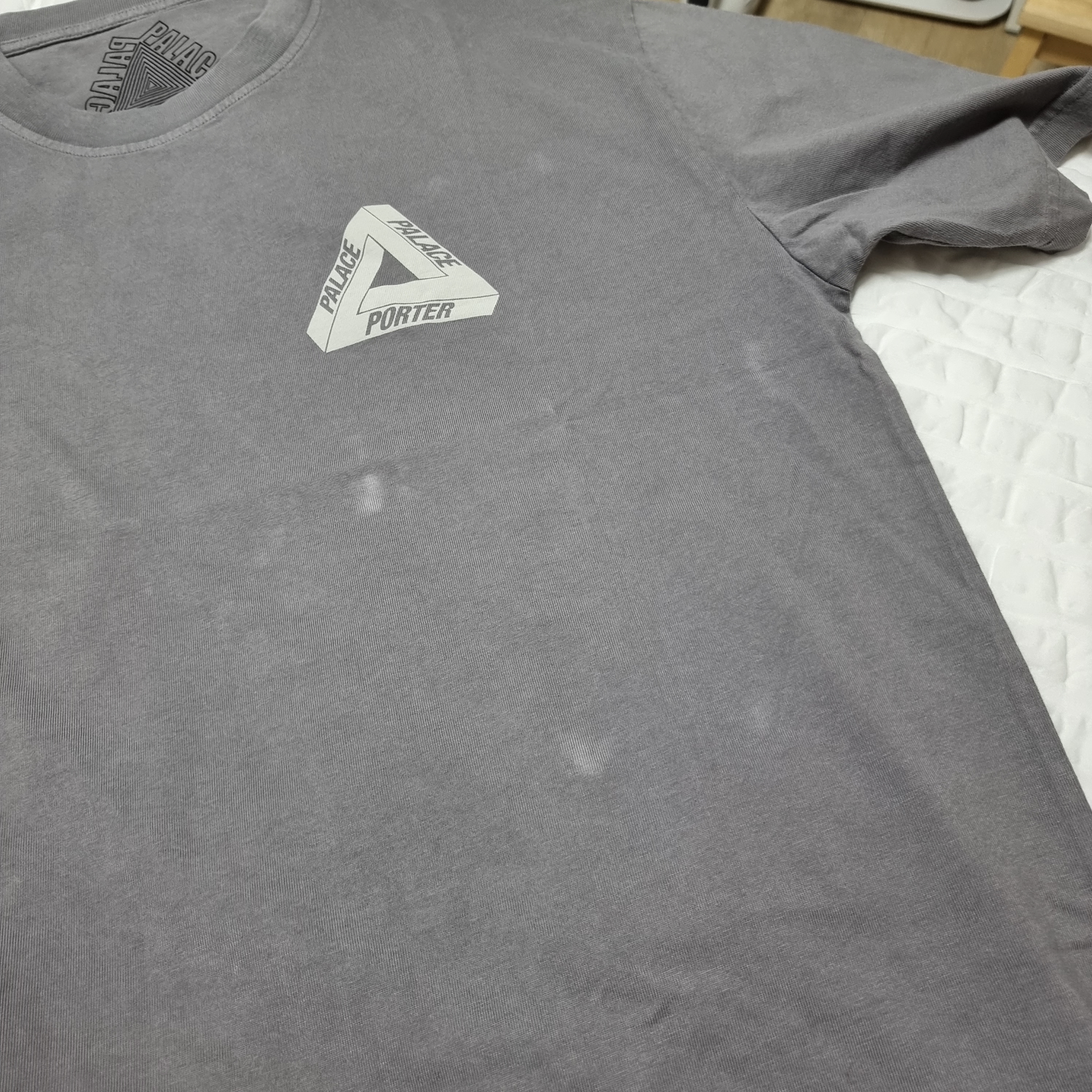 Palace x Porter Tri-Ferg Bell Boy T-Shirt Gray 착용 스타일 - 1
