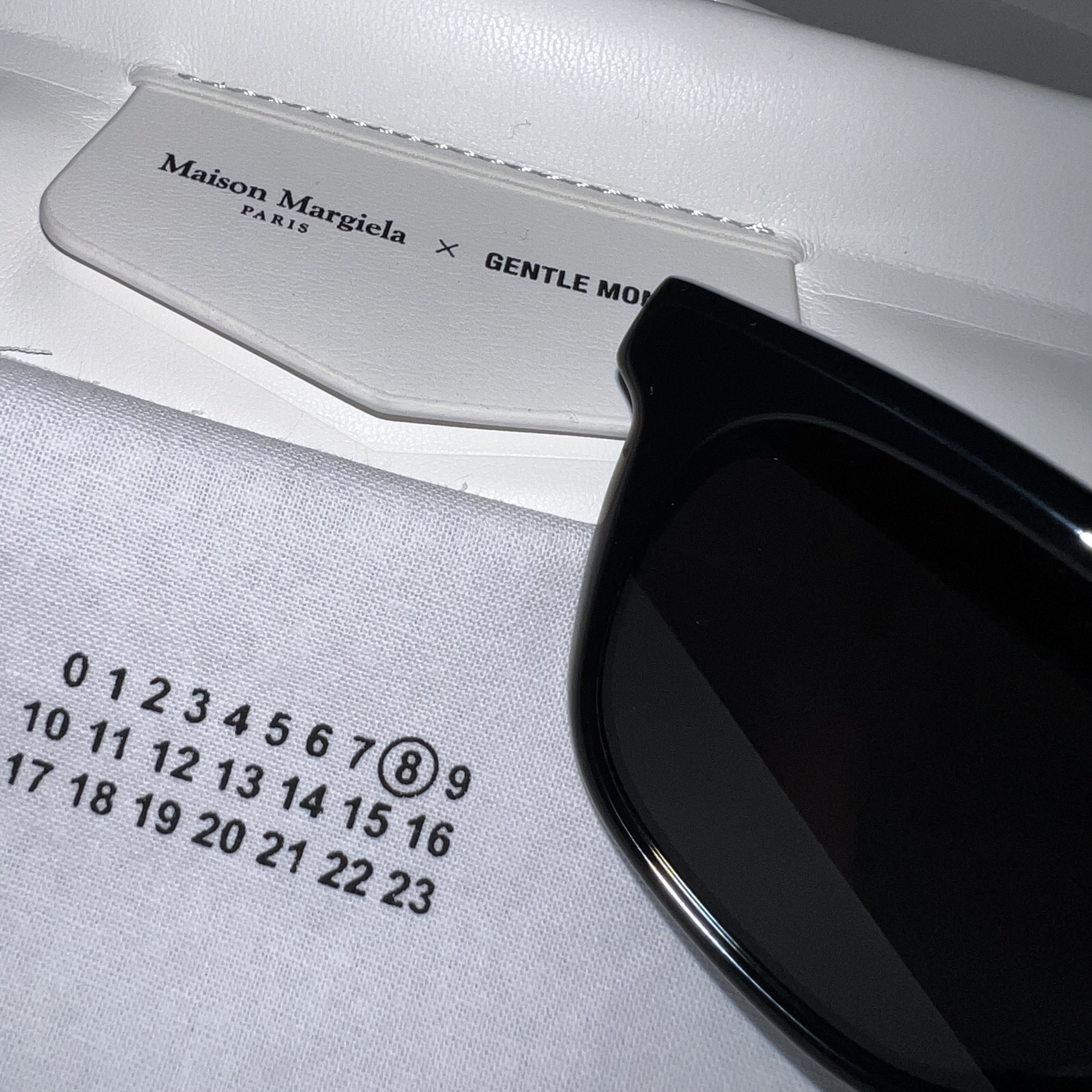 Gentle Monster x Maison Margiela MM007 Black Black 착용 스타일 - 2