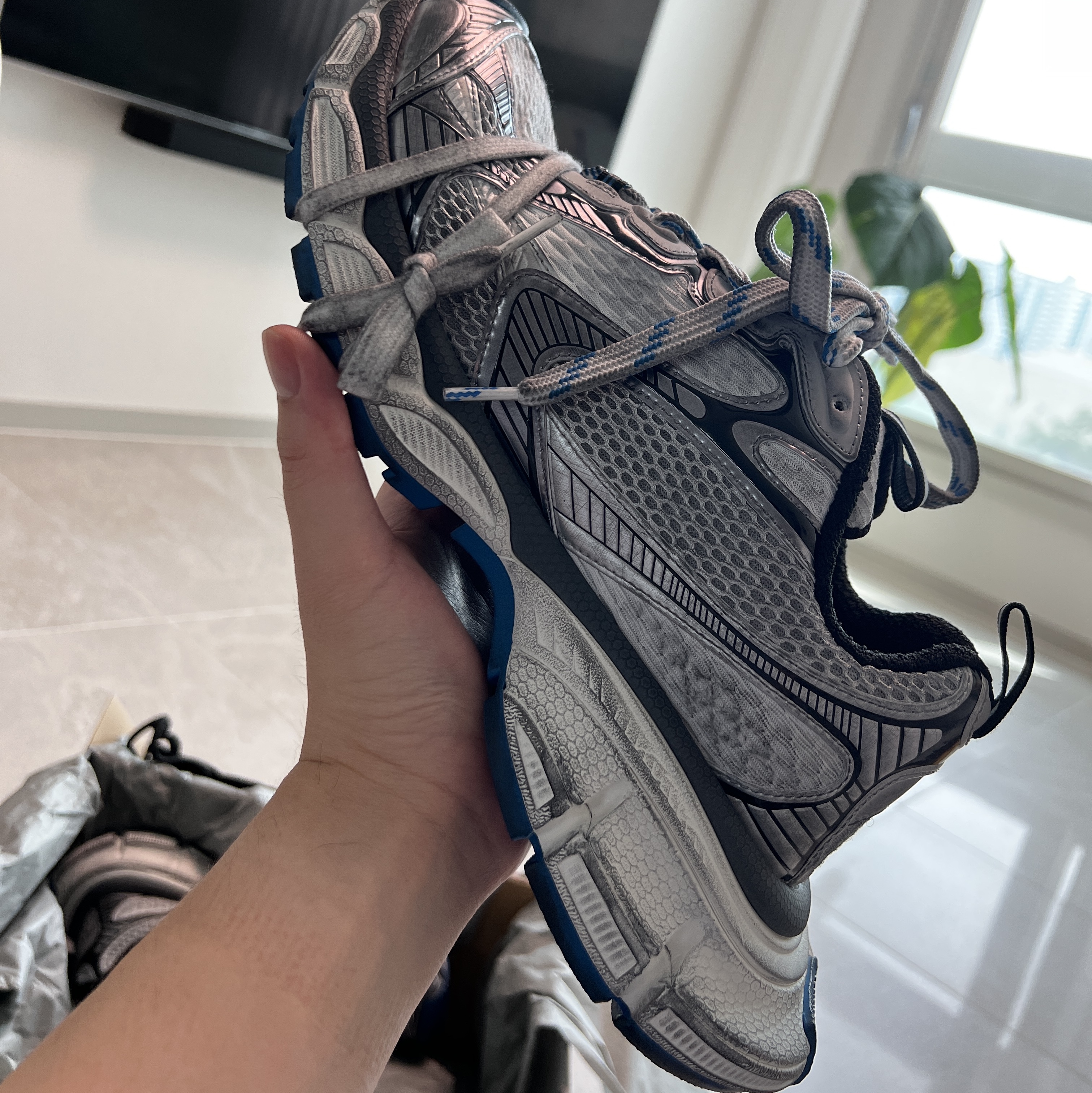 Balenciaga 3XL Sneakers Grey White Blue 착용 스타일 - 3