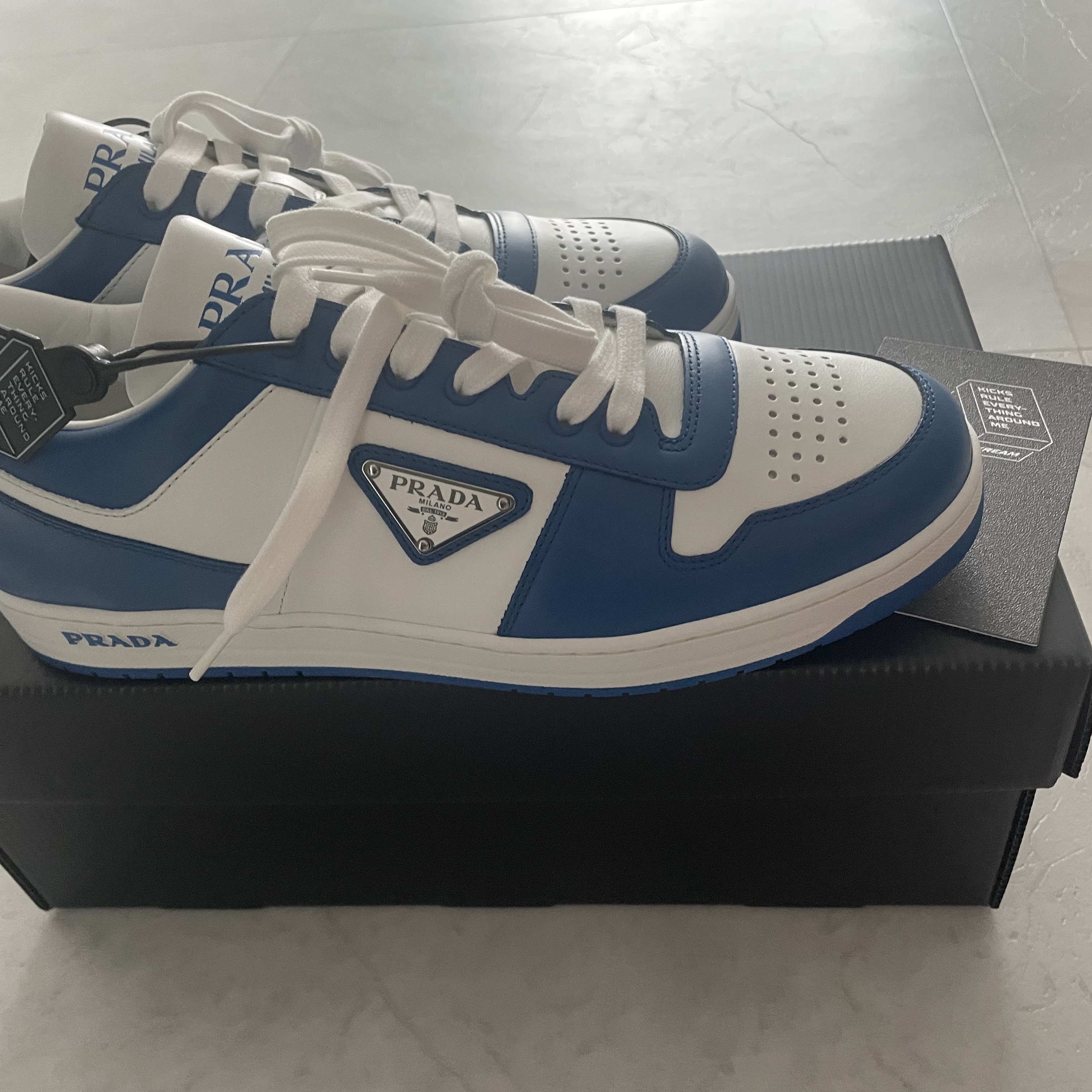 Prada Downtown Leather Sneakers White Cobalt Blue 착용 스타일 - 1