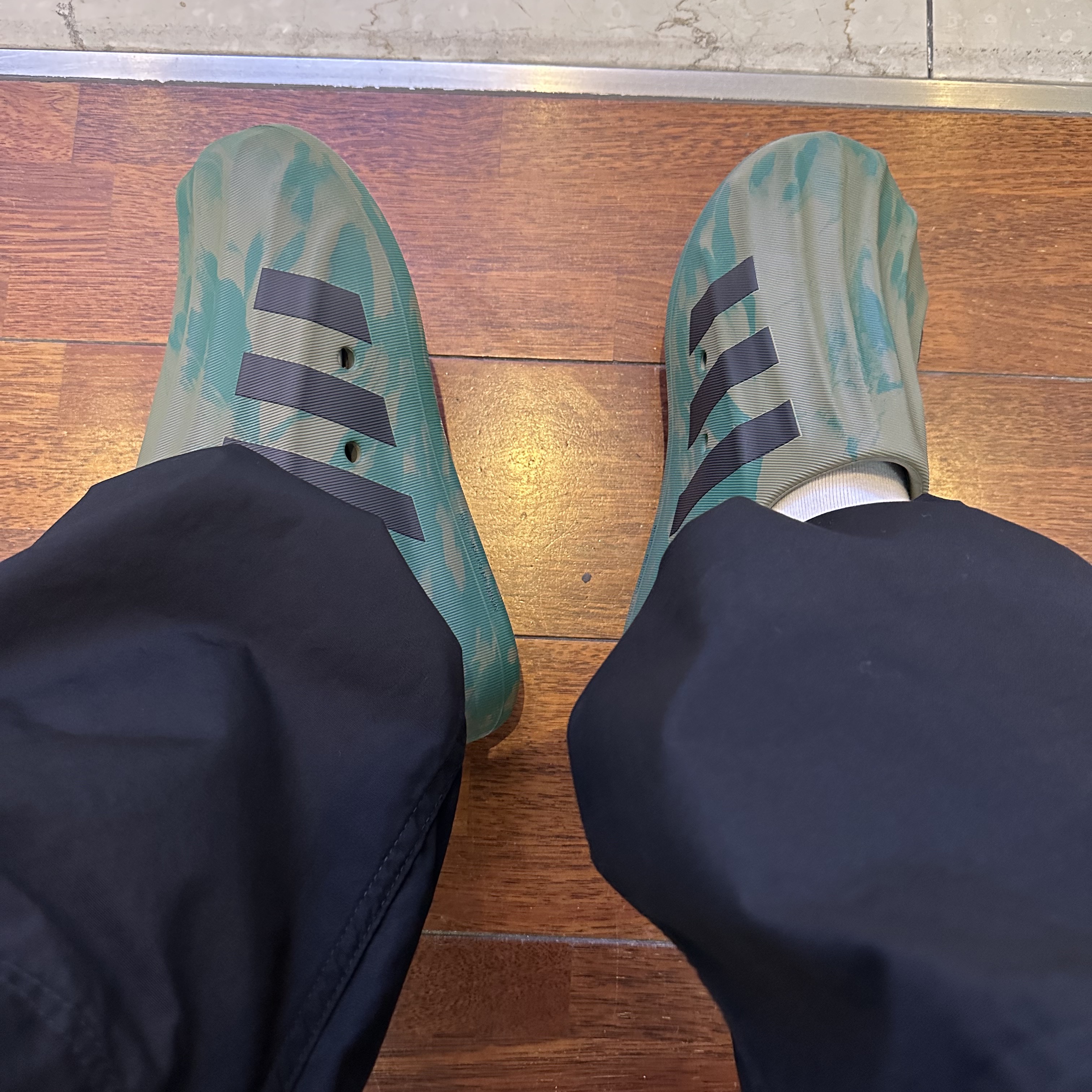Adidas Adifom Superstar Olive Strata 착용 스타일