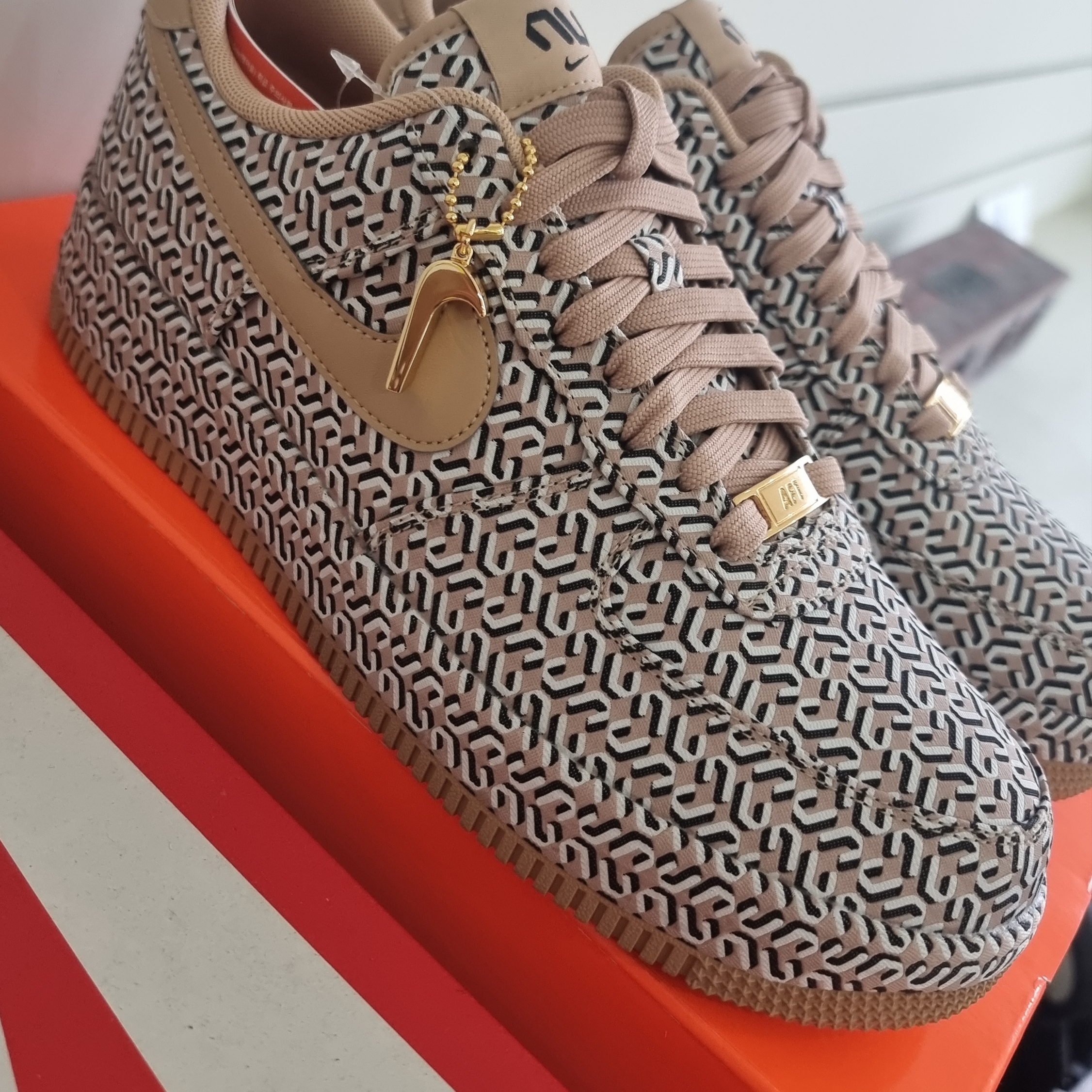 (W) Nike Air Force 1 LX United in Victory Hemp 착용 스타일 - 3
