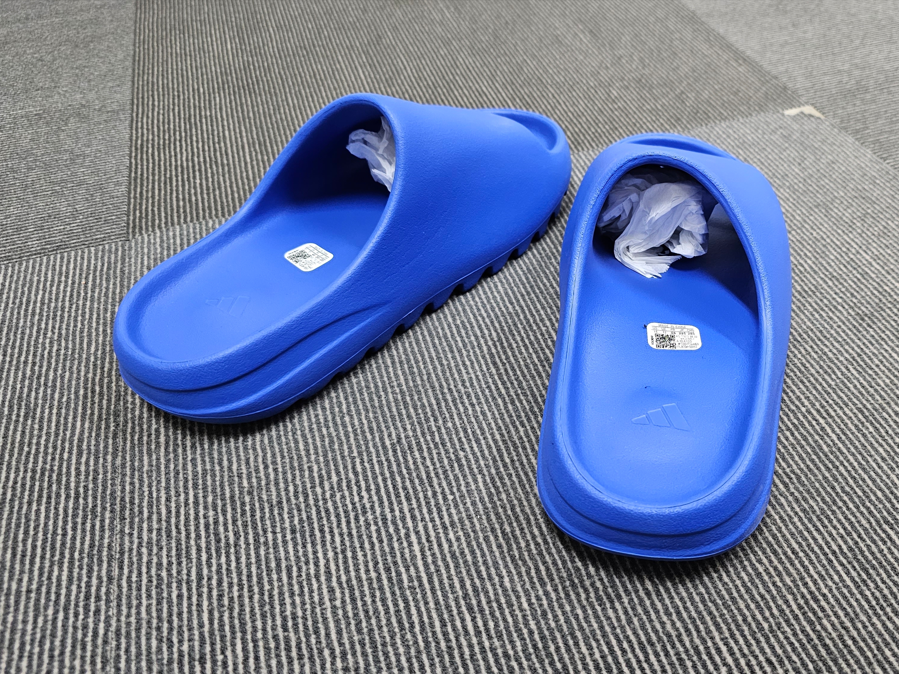 Adidas Yeezy Slide Azure 착용 스타일 - 2