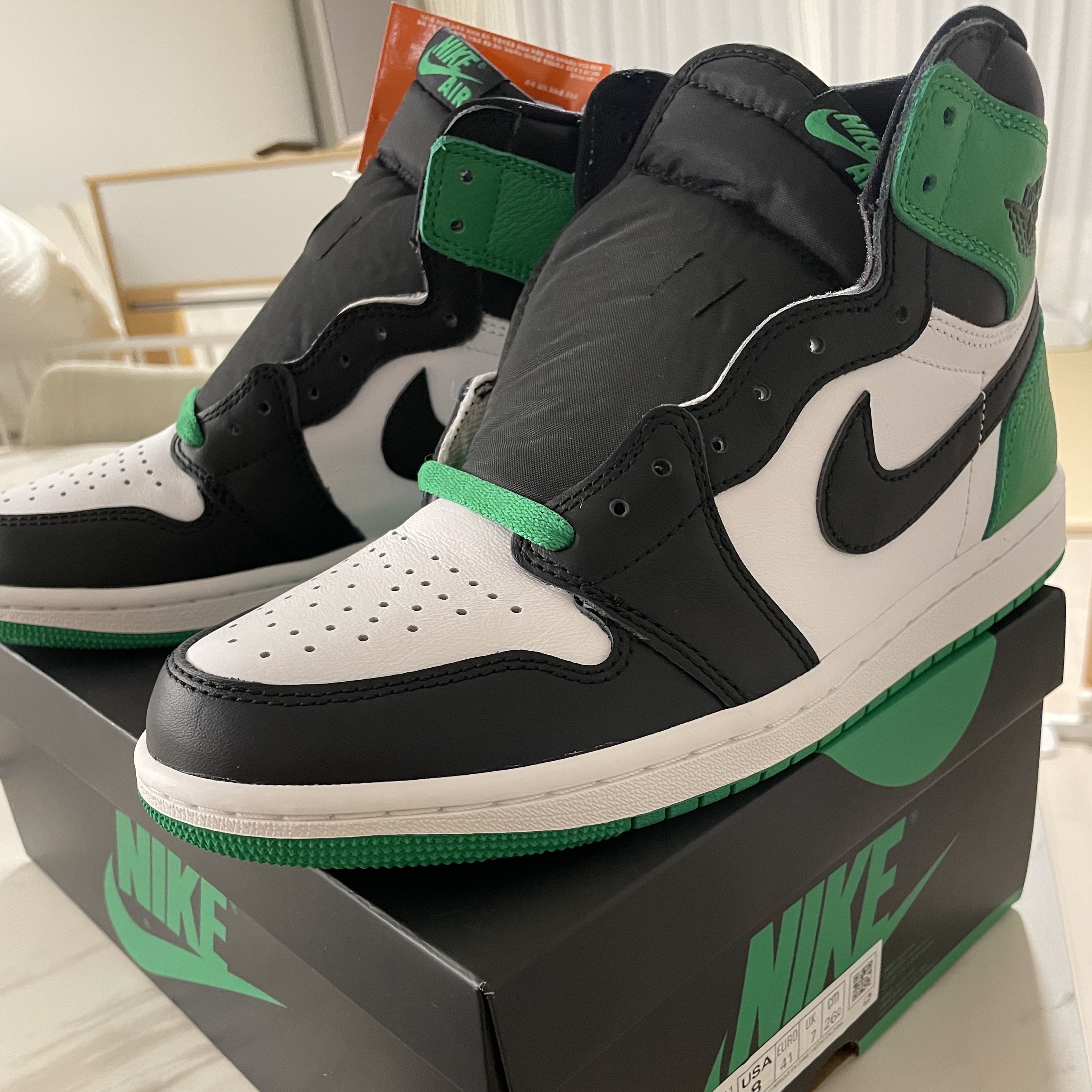 Jordan 1 Retro High OG Black and Lucky Green 착용 스타일 - 3