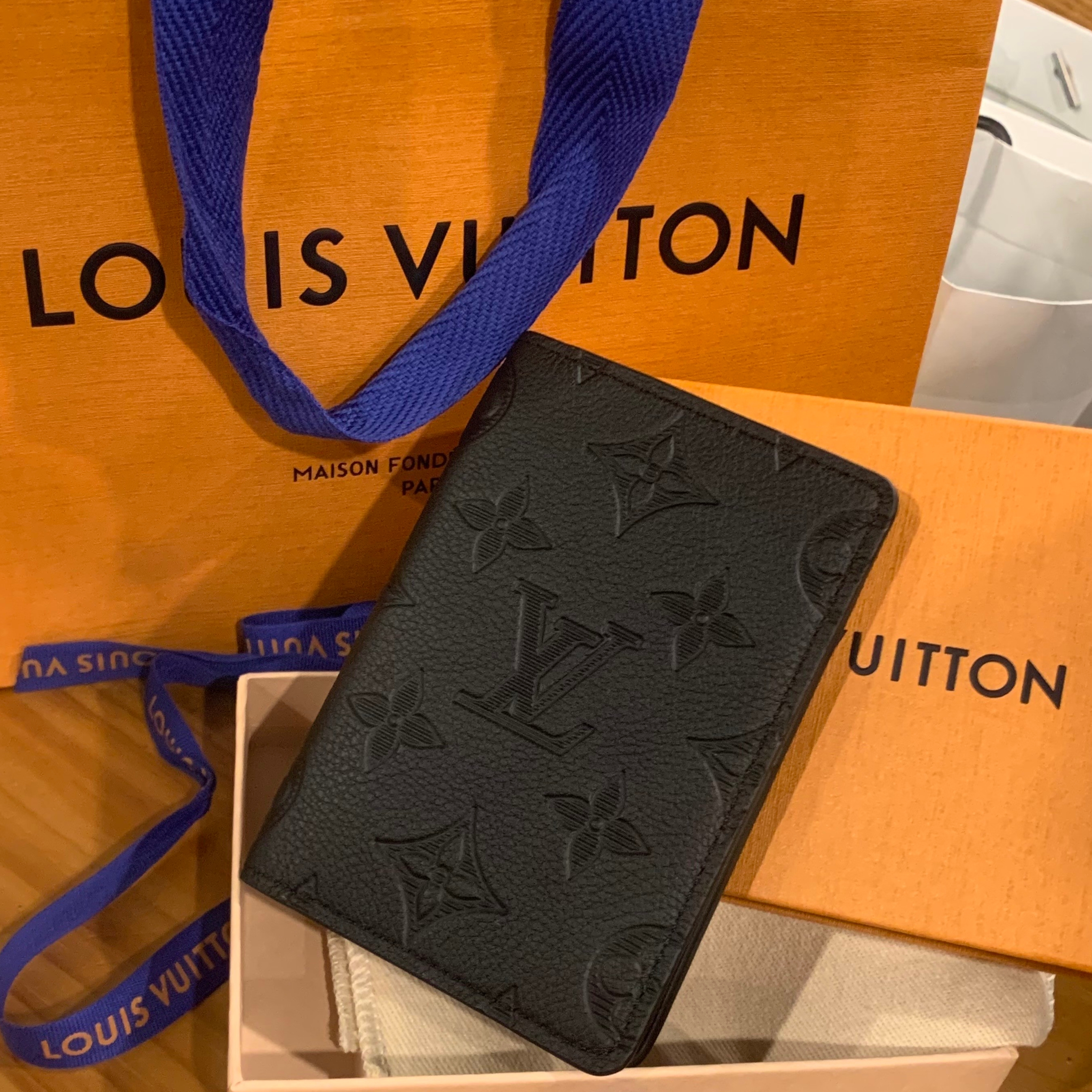 Louis Vuitton Pocket Organizer Monogram Shadow Black 착용 스타일