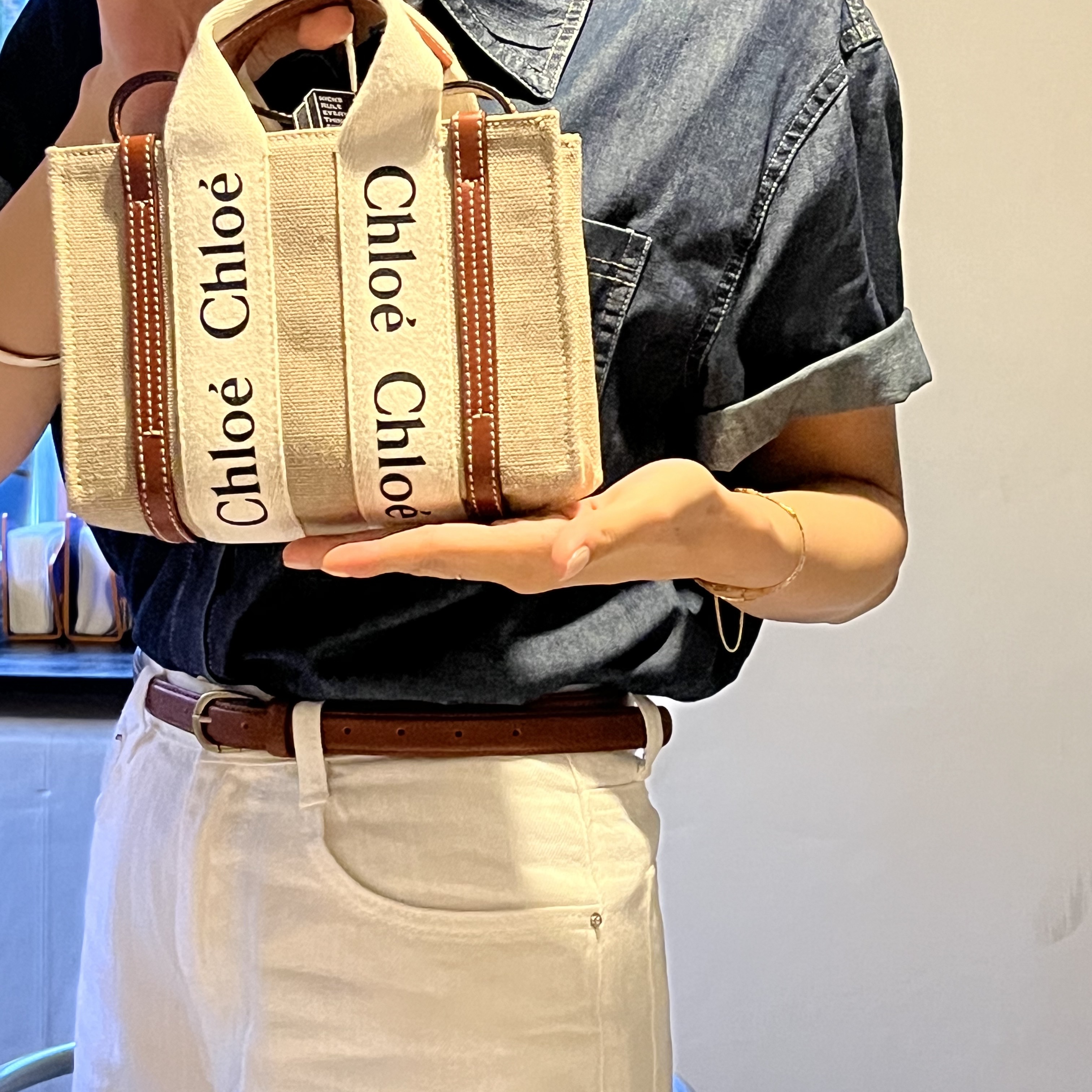 Chloe Woody Mini Tote Bag White Brown 착용 스타일