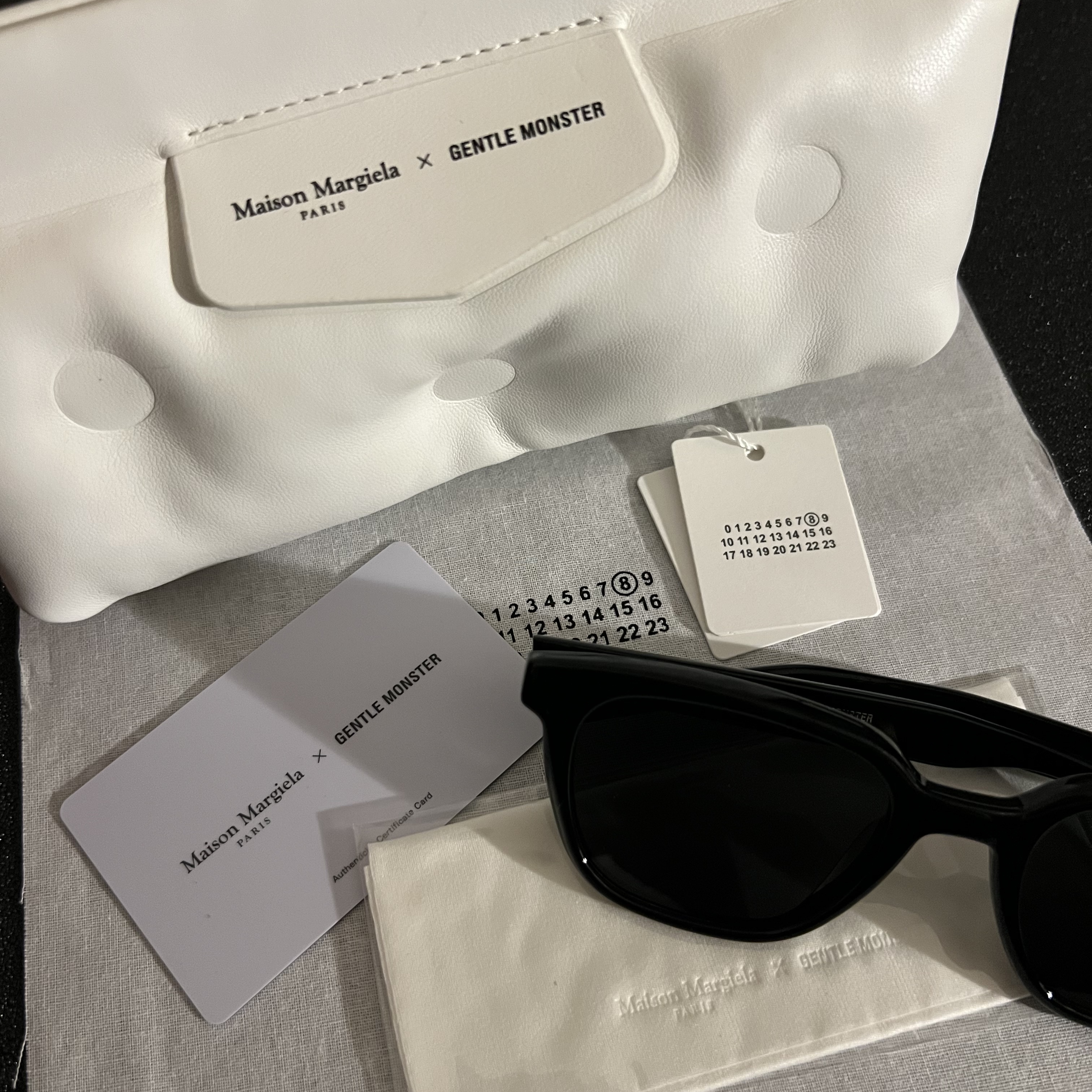 Gentle Monster x Maison Margiela MM007 Black Black 착용 스타일 - 1