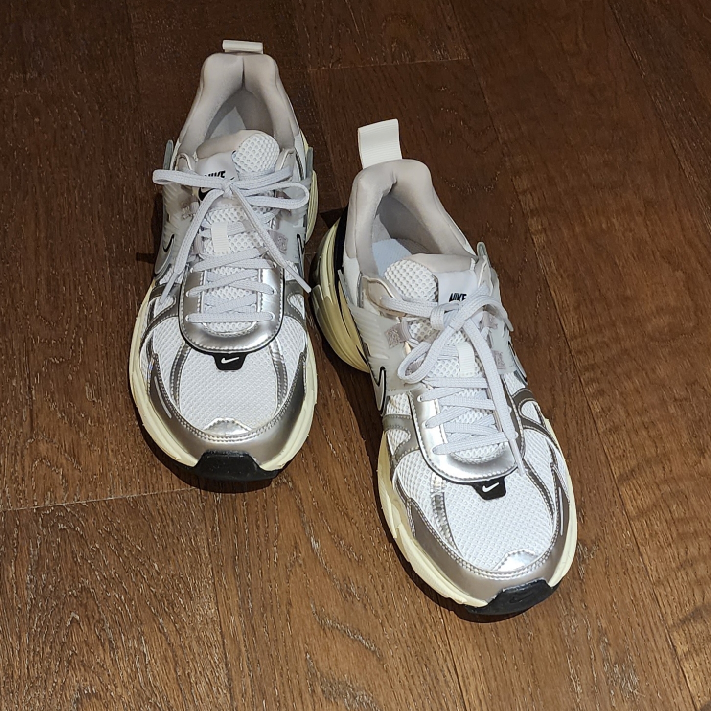 Nike V2K Run Summit White Metallic Silver 착용 스타일