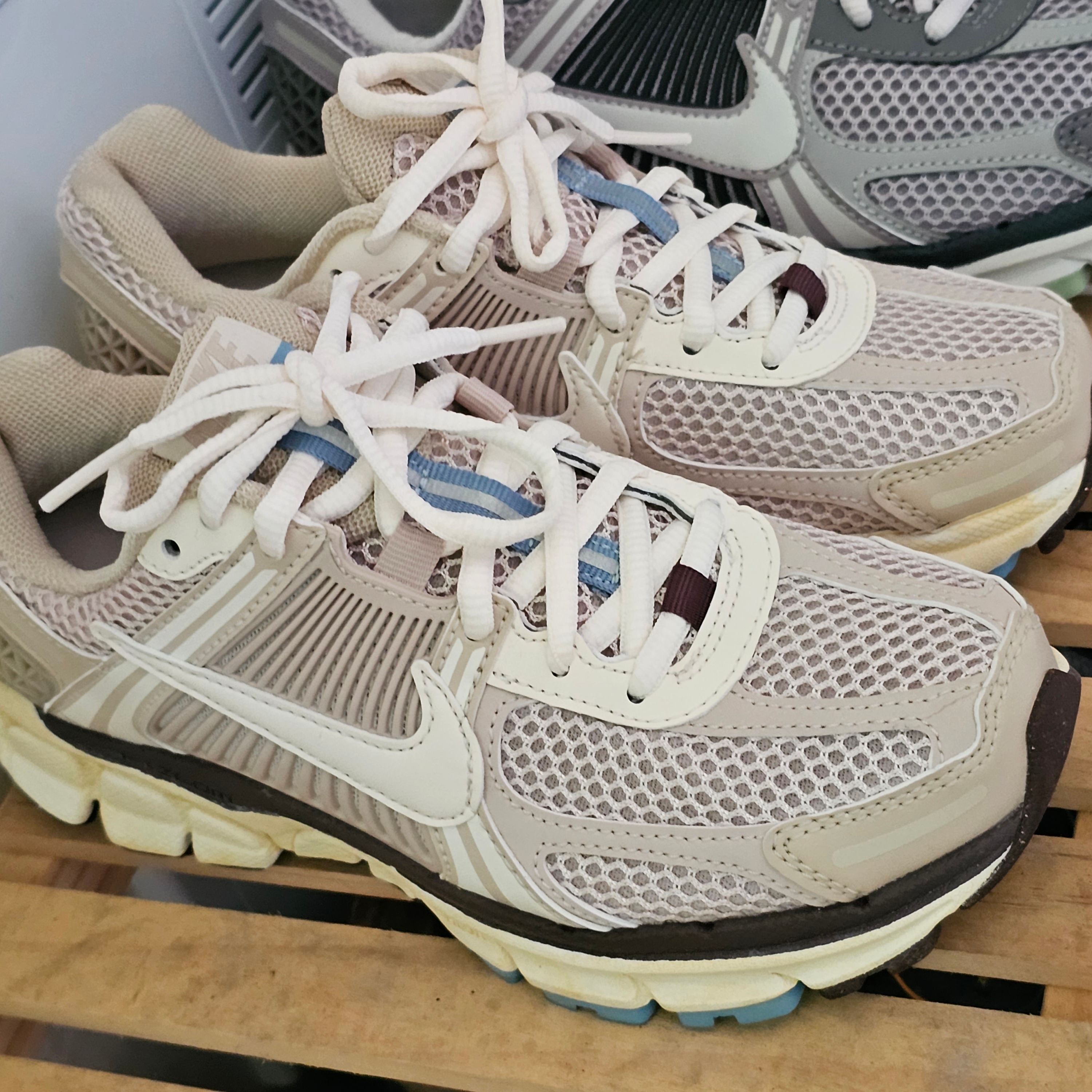(W) Nike Zoom Vomero 5 Oatmeal, (W) Nike Zoom Vomero 5 Cobblestone and Flat Pewter 착용 스타일 - 1