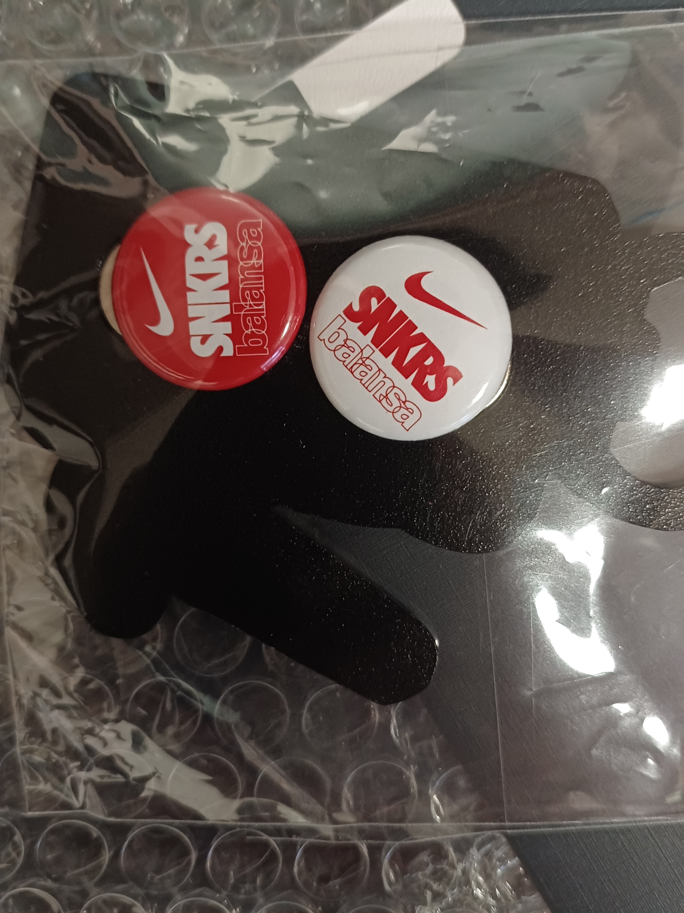 Nike x Balansa SNKRS Pin & Opener Set 착용 스타일 - 2