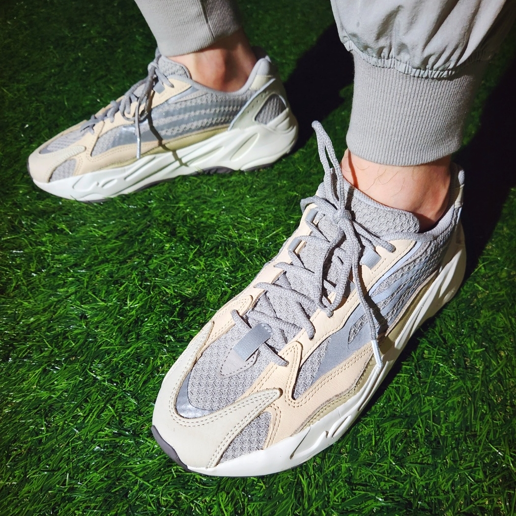 Adidas Yeezy Boost 700 V2 Cream 착용 스타일 - 5