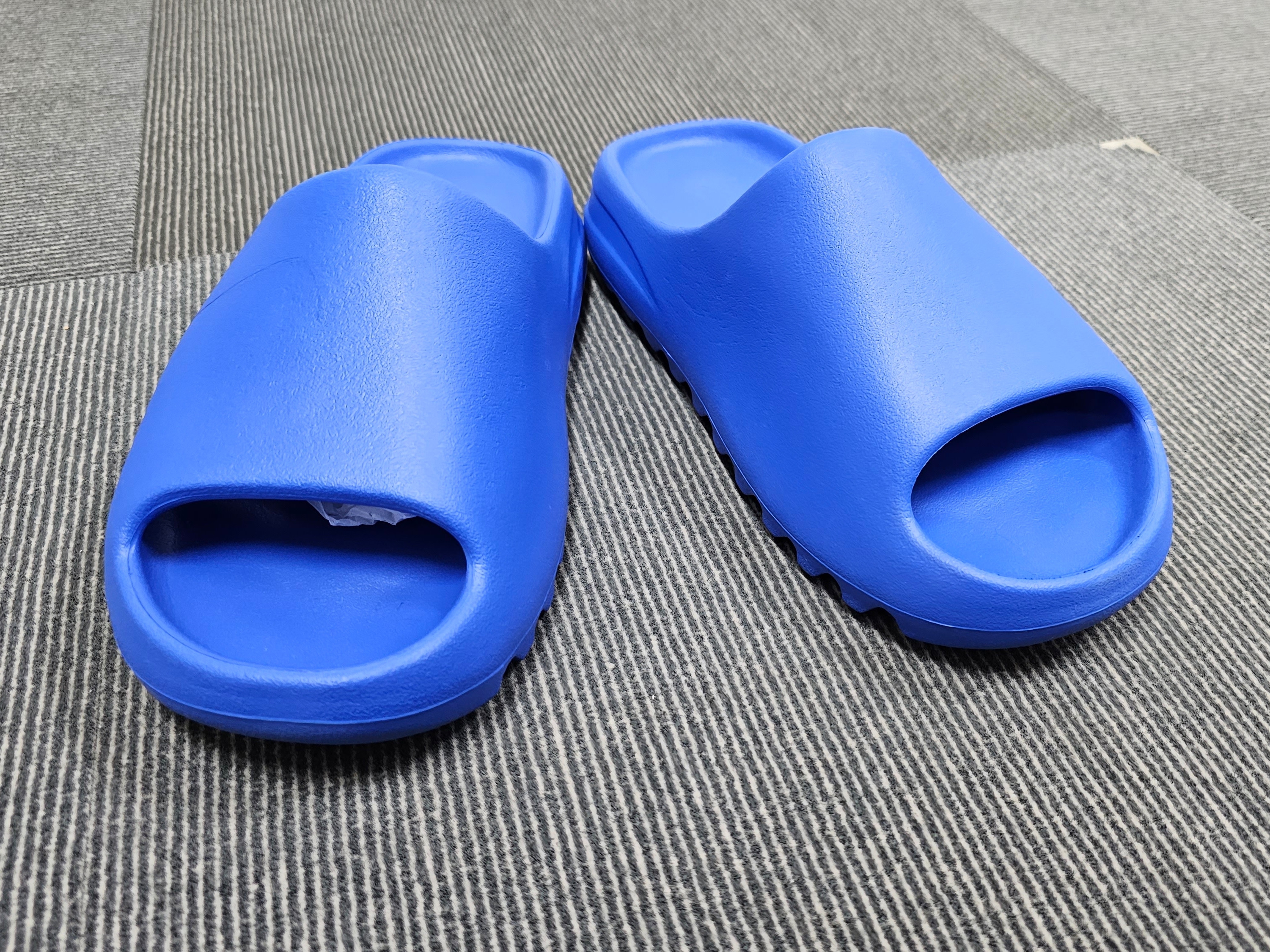 Adidas Yeezy Slide Azure 착용 스타일 - 1