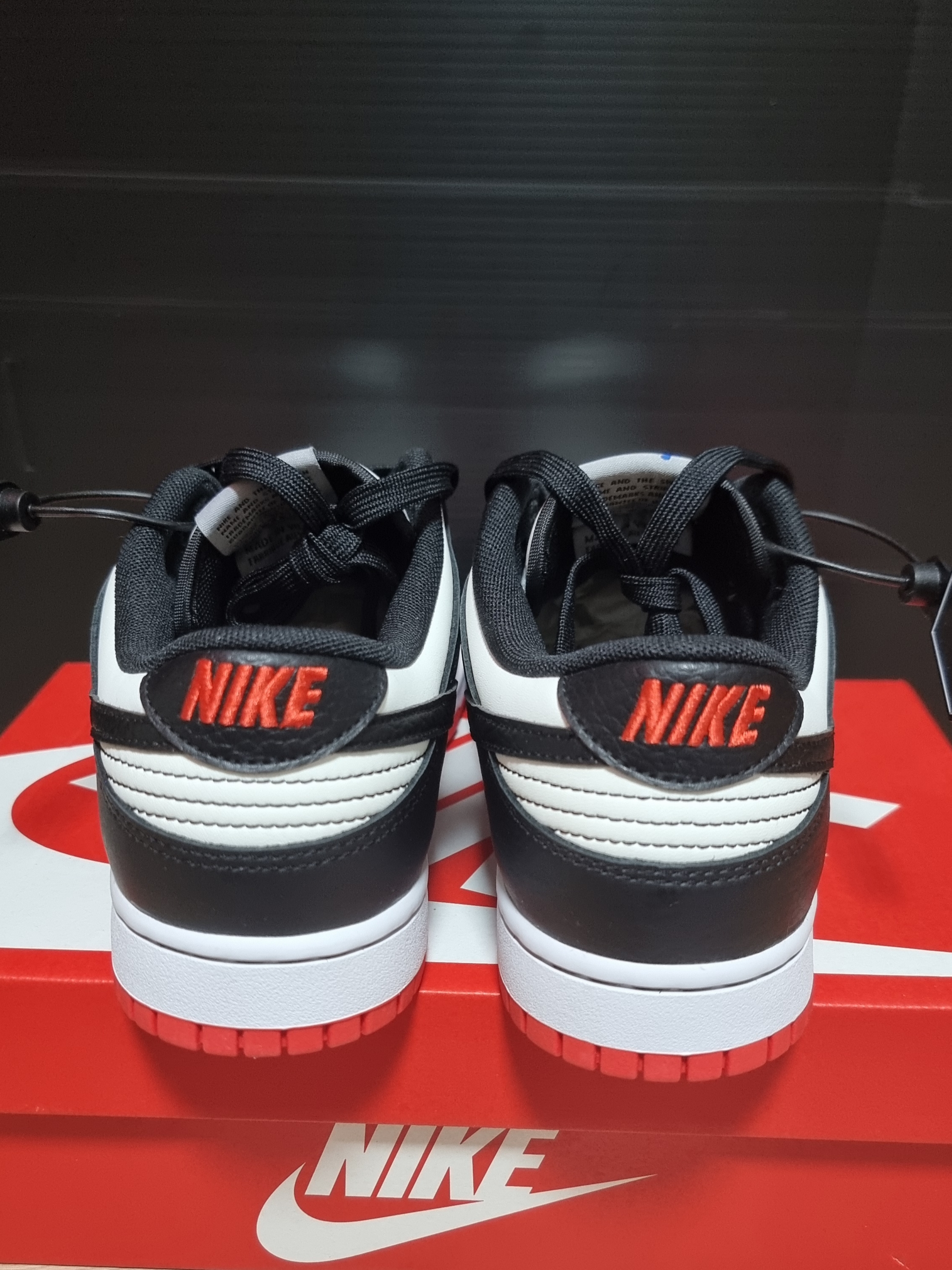 Nike x NBA Dunk Low Retro EMB Black and Chile Red 착용 스타일 - 4