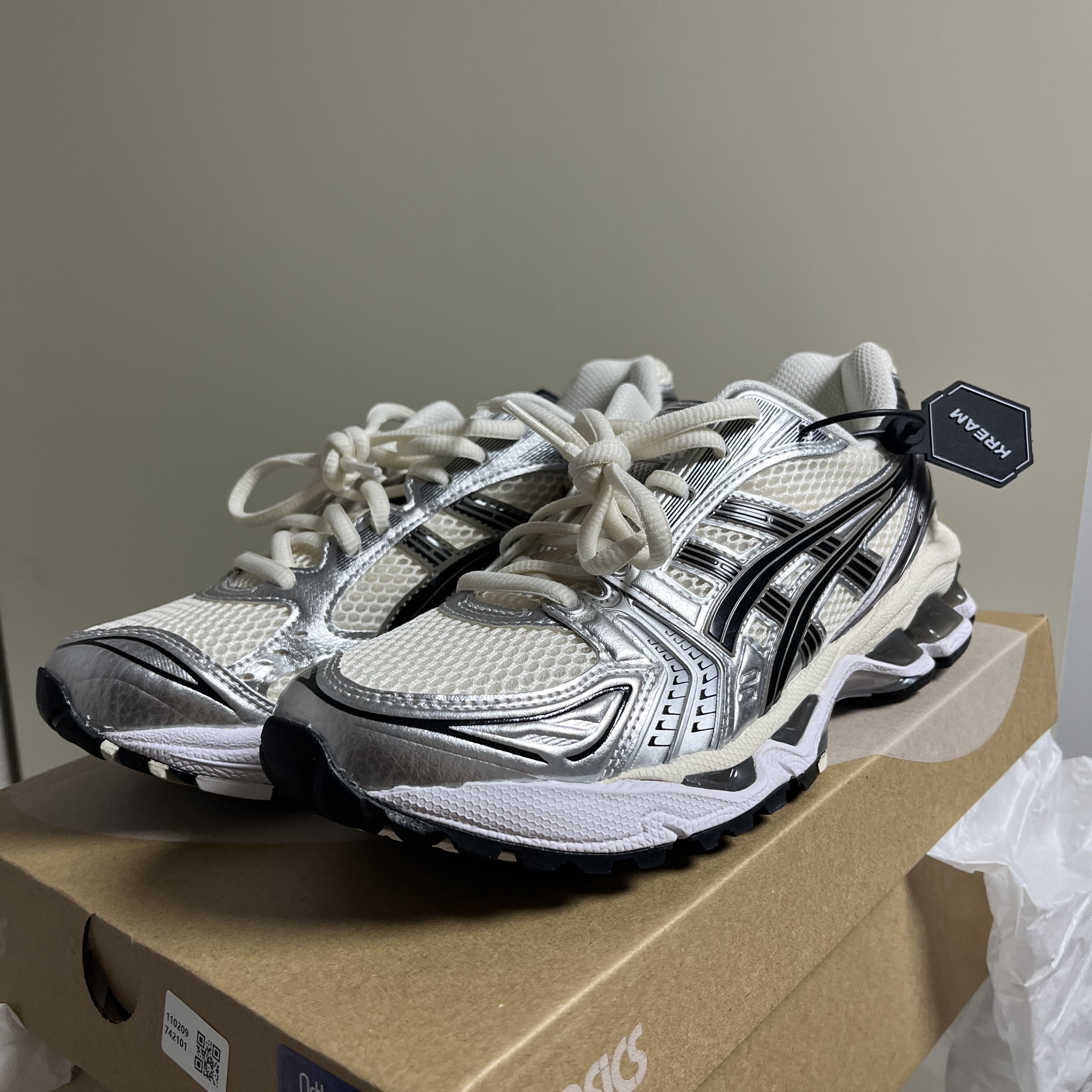 Asics Gel-Kayano 14 Cream Black 착용 스타일