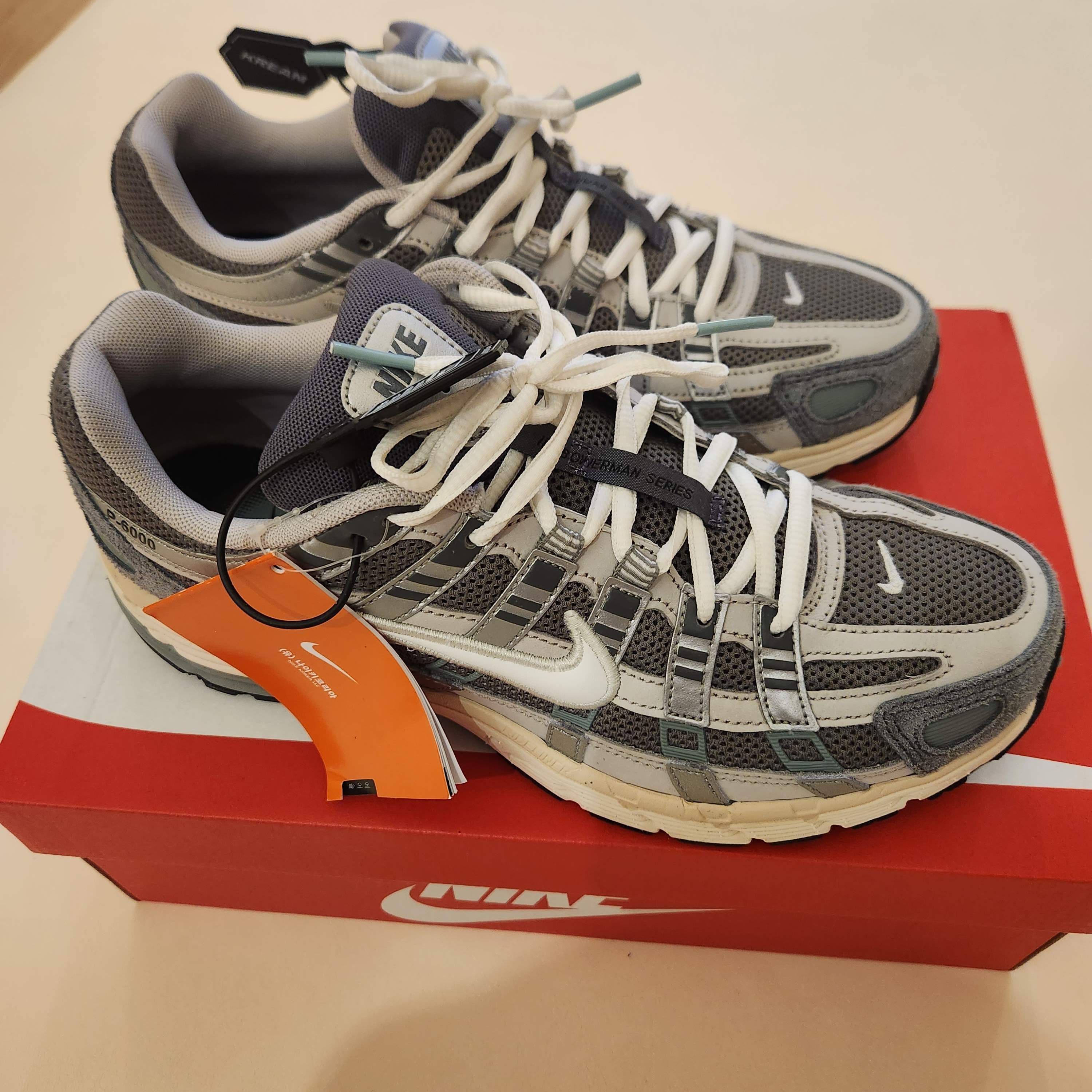 Nike P-6000 Flat Pewter Light Iron Ore 착용 스타일