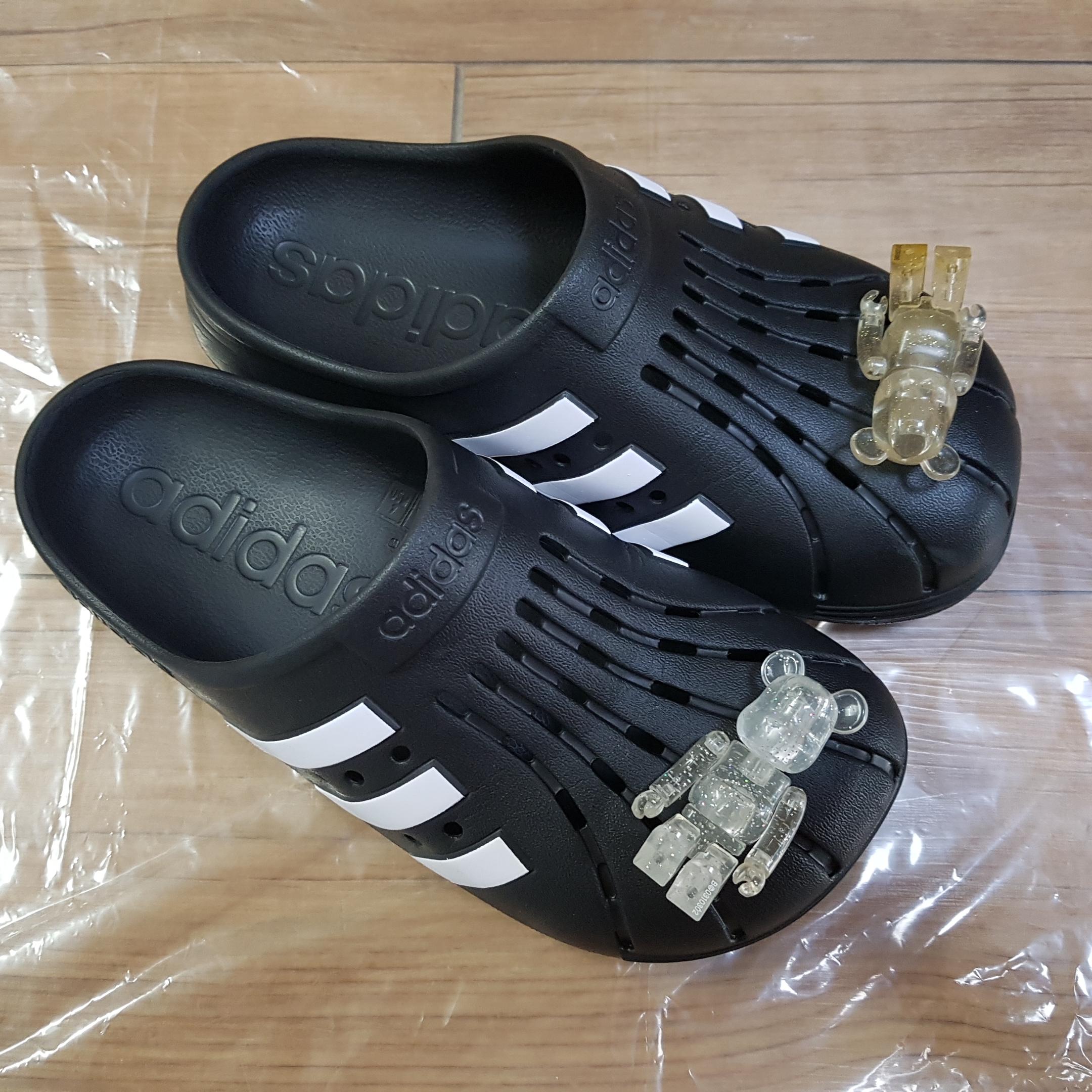 Adidas Adilette Clog Black White 착용 스타일 - 1