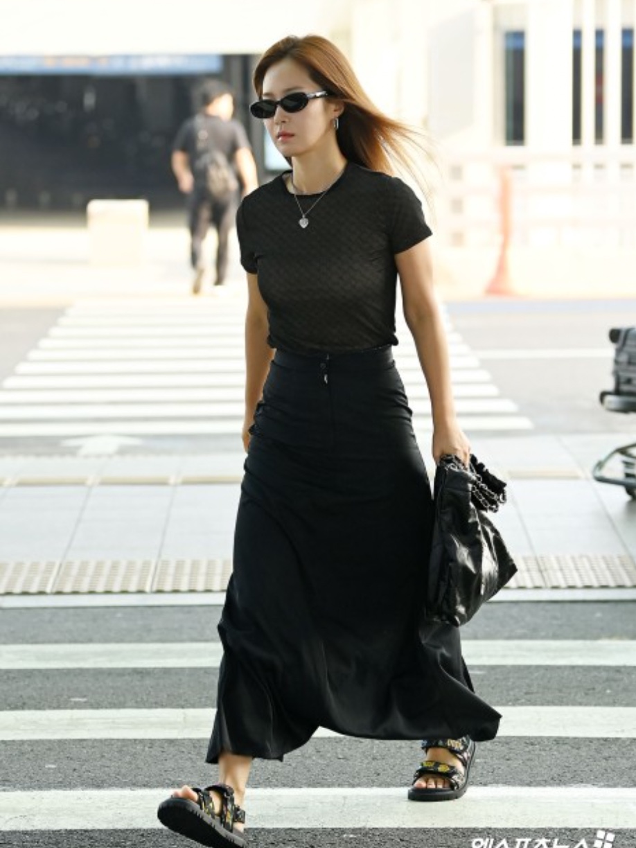 Chanel 22 Medium Handbag Shiny Calfskin & Gold Black 착용 스타일 - 1