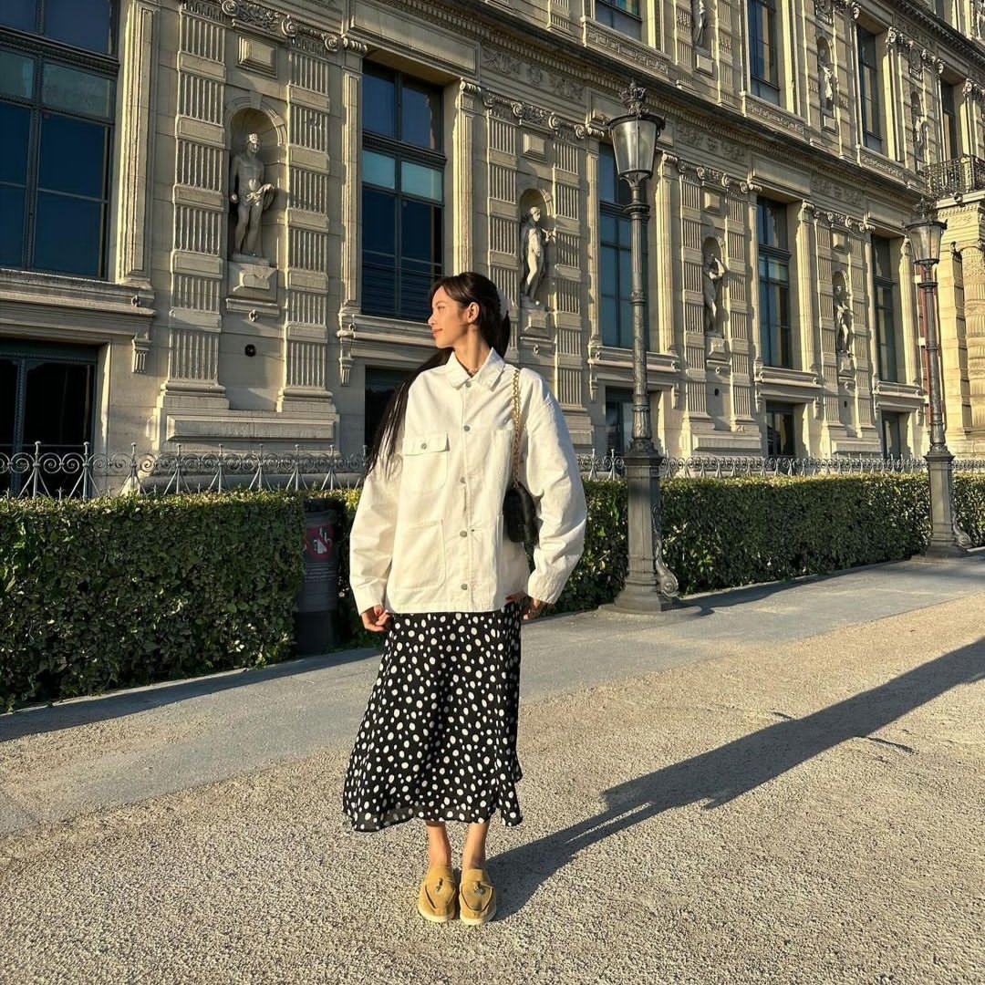 (W) Loro Piana Summer Charms Walk Suede Calfskin Egypt Rock, Celine Chain Shoulder Bag Matelasse Monochrome Celine in Quilted Goatskin Black 착용 스타일 - 1