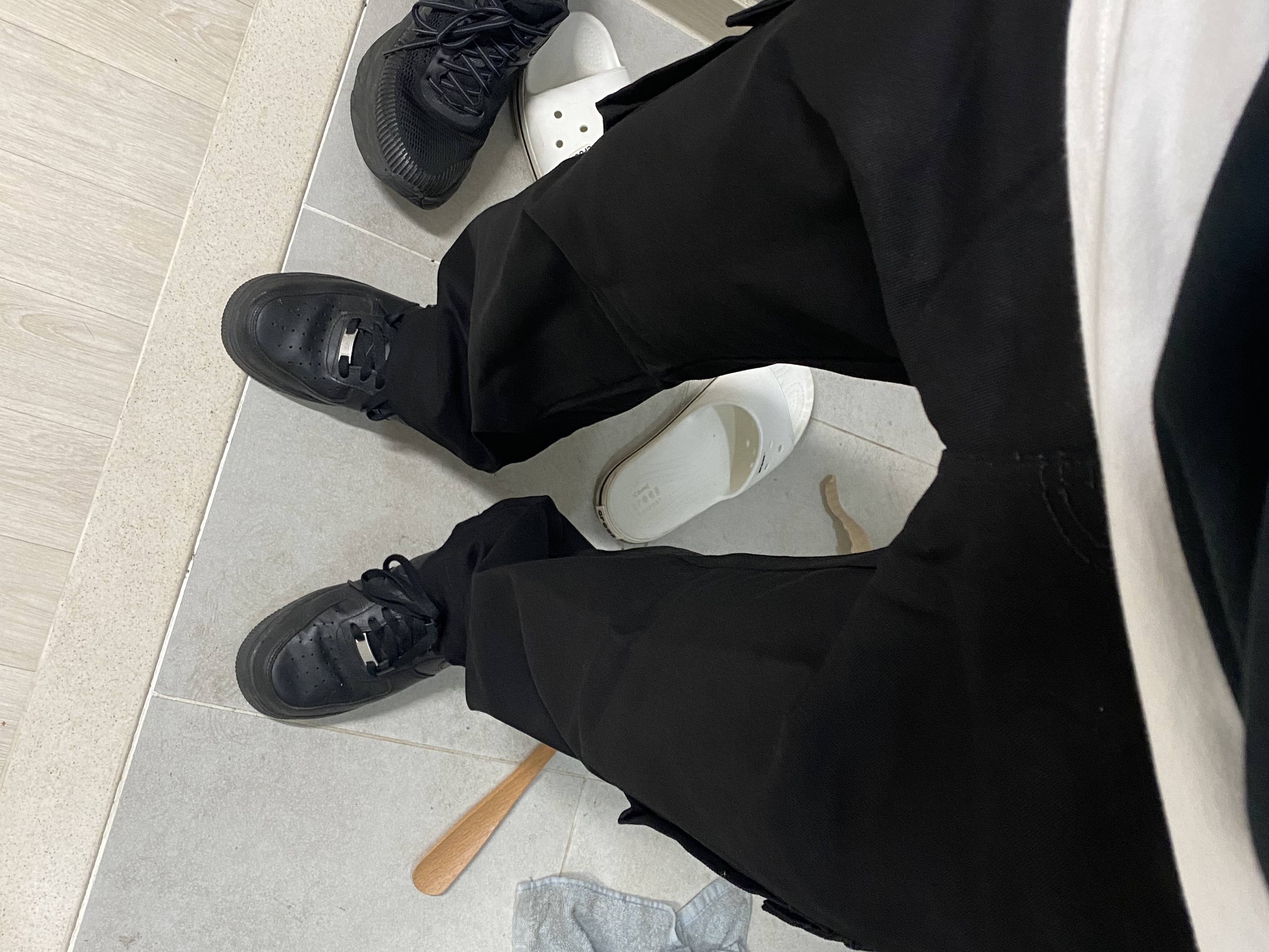 Hoka Bondi 7 Black, Nike Air Force 1 '07 Low Triple Black 착용 스타일