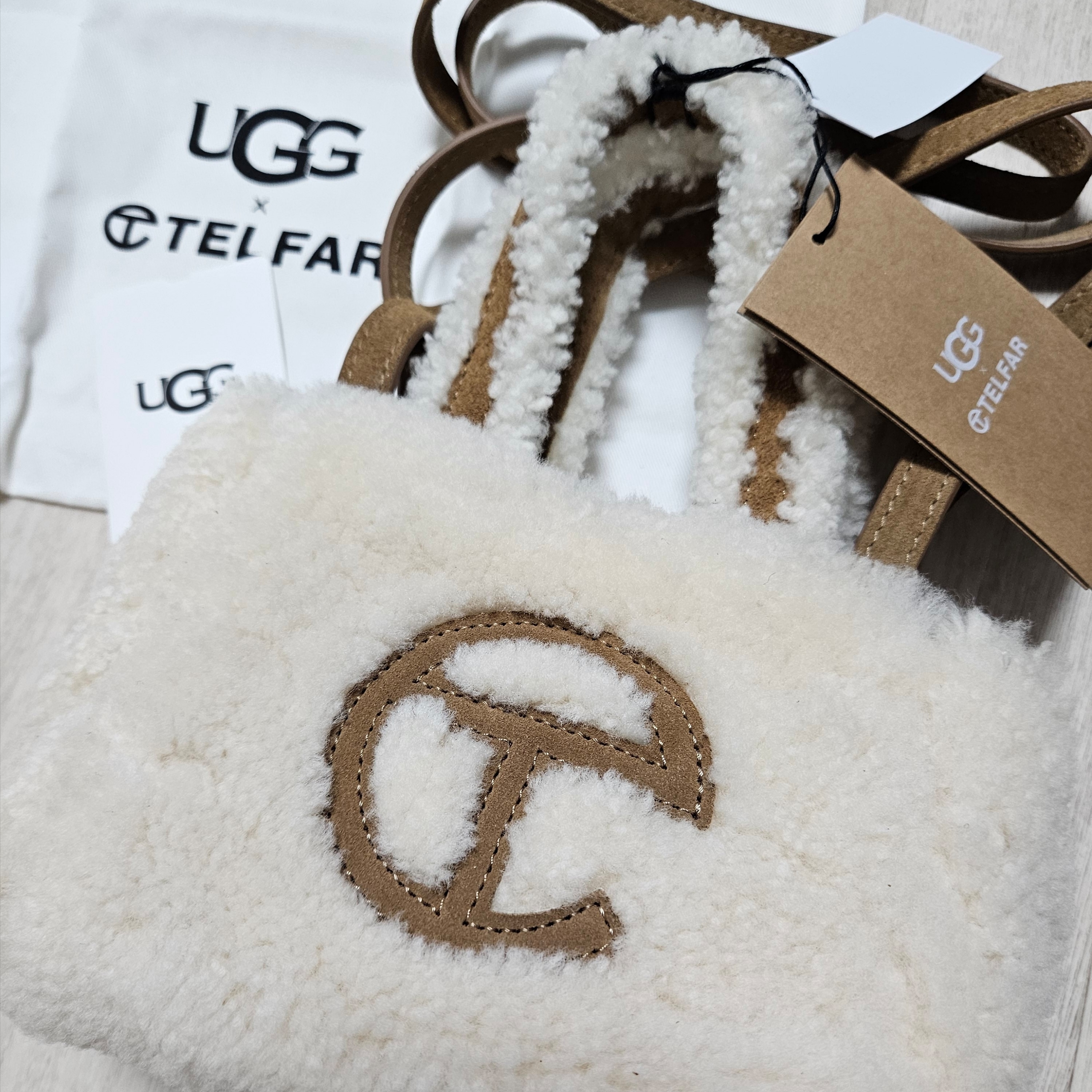 Telfar x UGG Reverse Small Shopping Bag Natural 착용 스타일 - 1