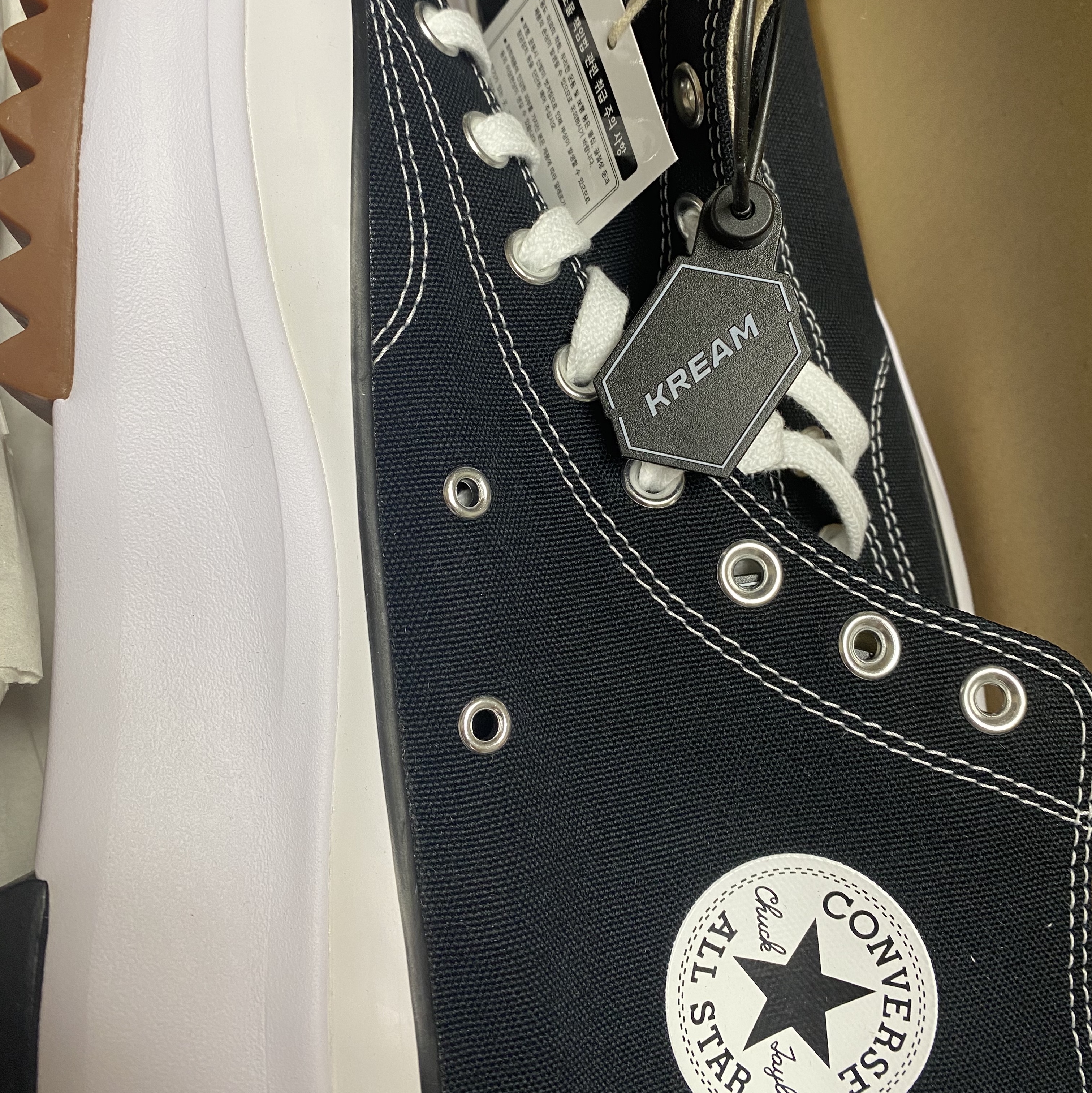 Converse Run Star Hike Hi Black White Gum 착용 스타일