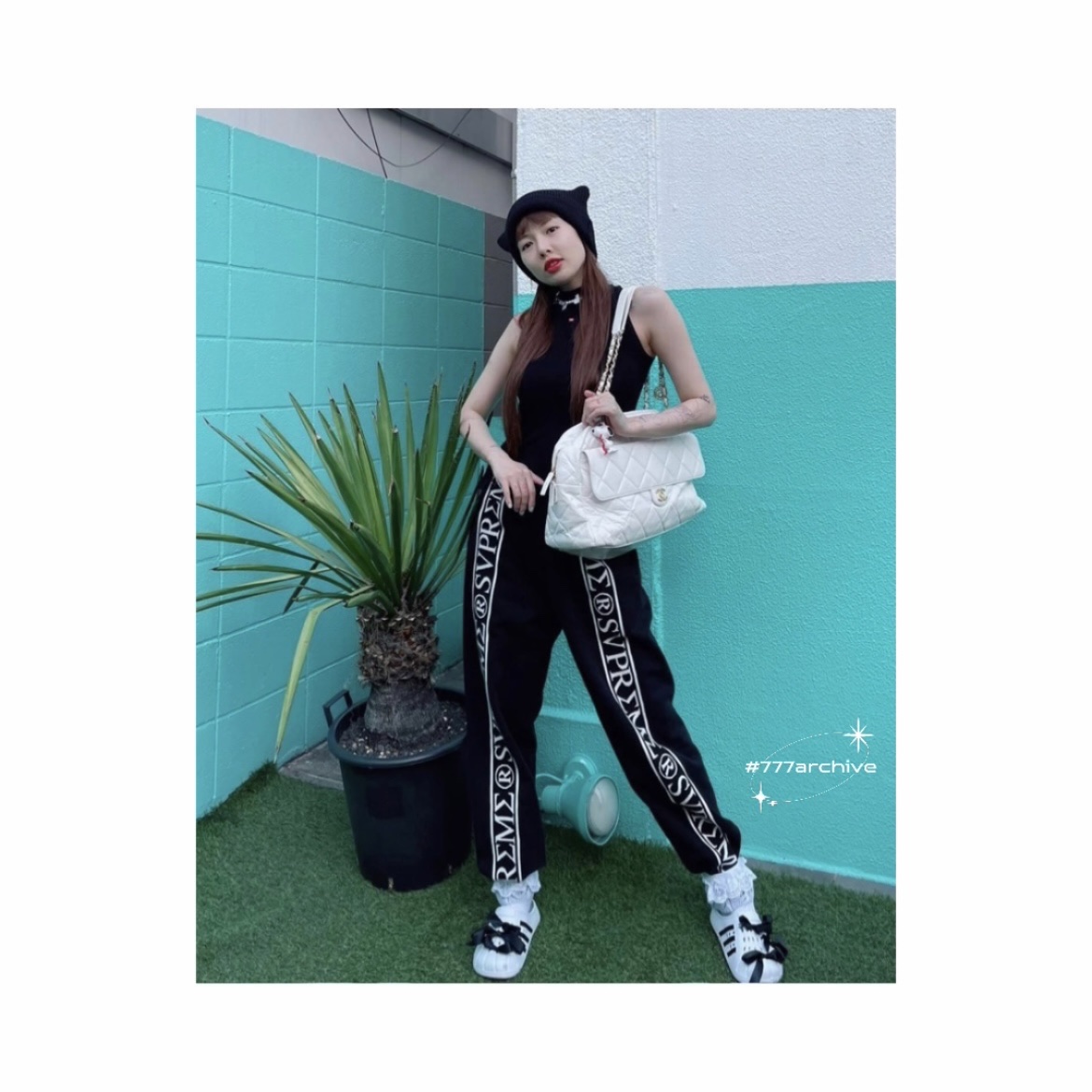 Adidas Adilette Clog White Black 착용 스타일 - 2