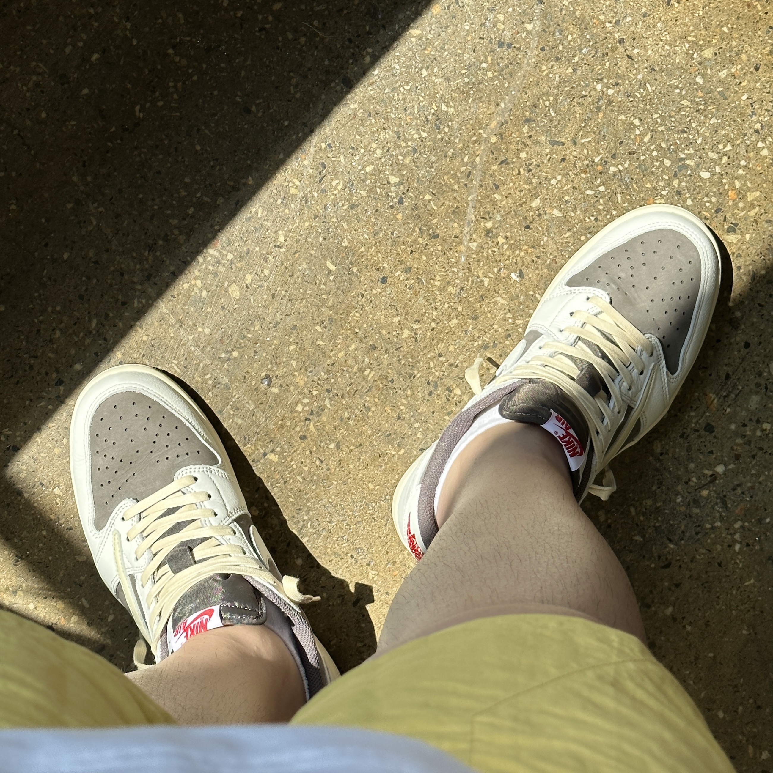 Jordan 1 x Travis Scott Retro Low OG SP Sail and Ridgerock 착용 스타일